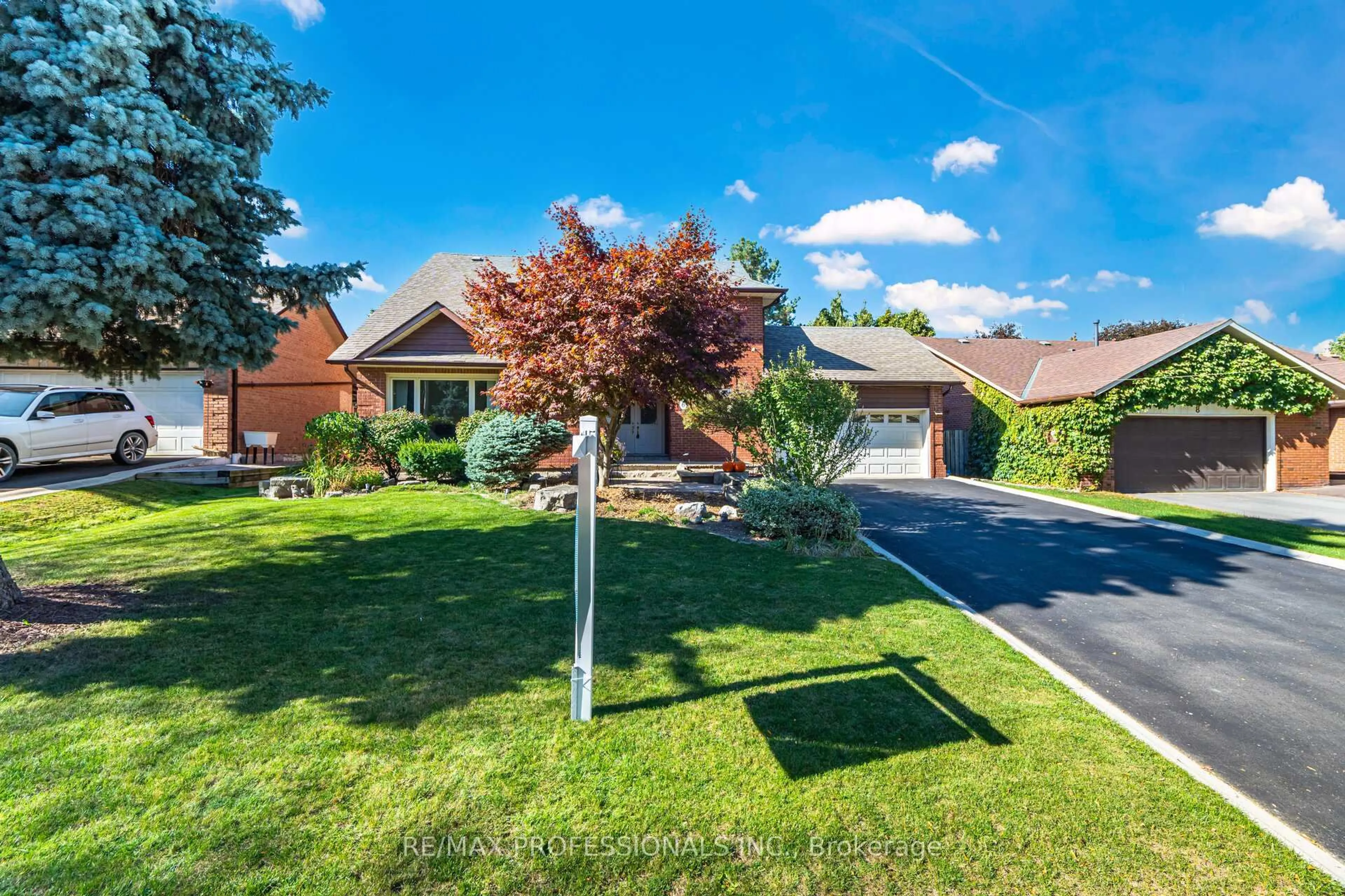 A pic from outside/outdoor area/front of a property/back of a property/a pic from drone, street for 6 Cairnmore Crt, Brampton Ontario L6Z 1T6