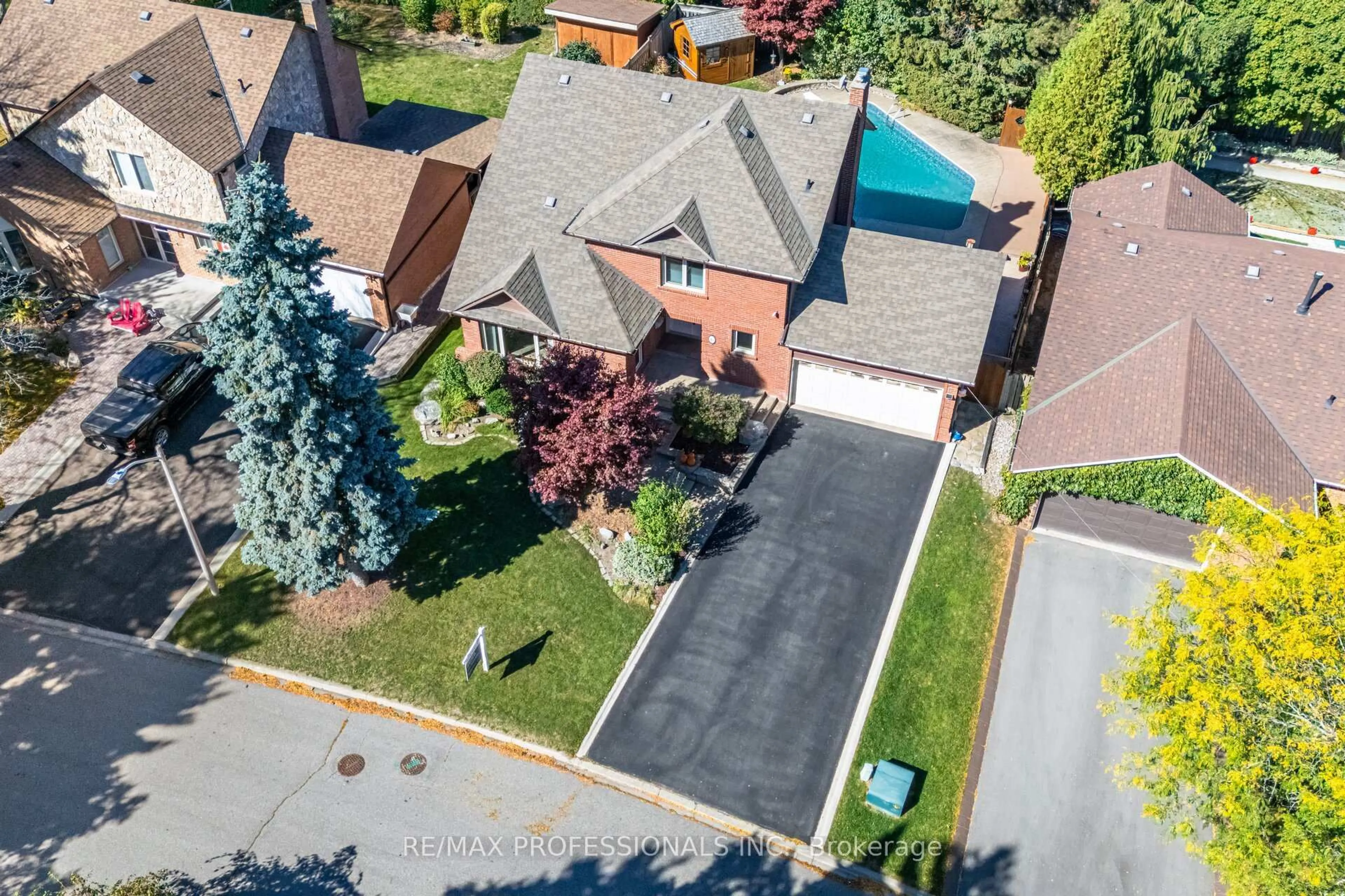 A pic from outside/outdoor area/front of a property/back of a property/a pic from drone, street for 6 Cairnmore Crt, Brampton Ontario L6Z 1T6