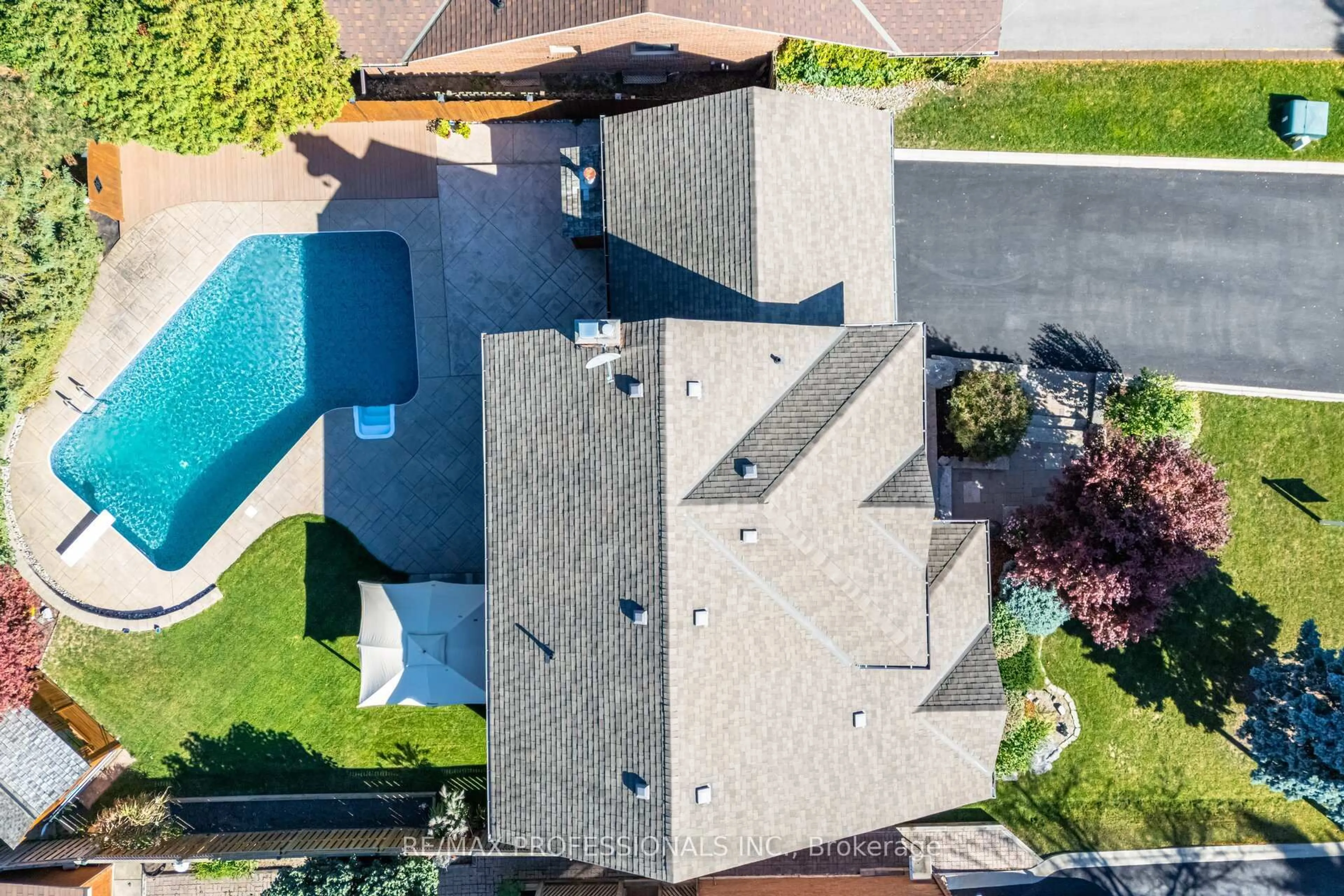 A pic from outside/outdoor area/front of a property/back of a property/a pic from drone, street for 6 Cairnmore Crt, Brampton Ontario L6Z 1T6
