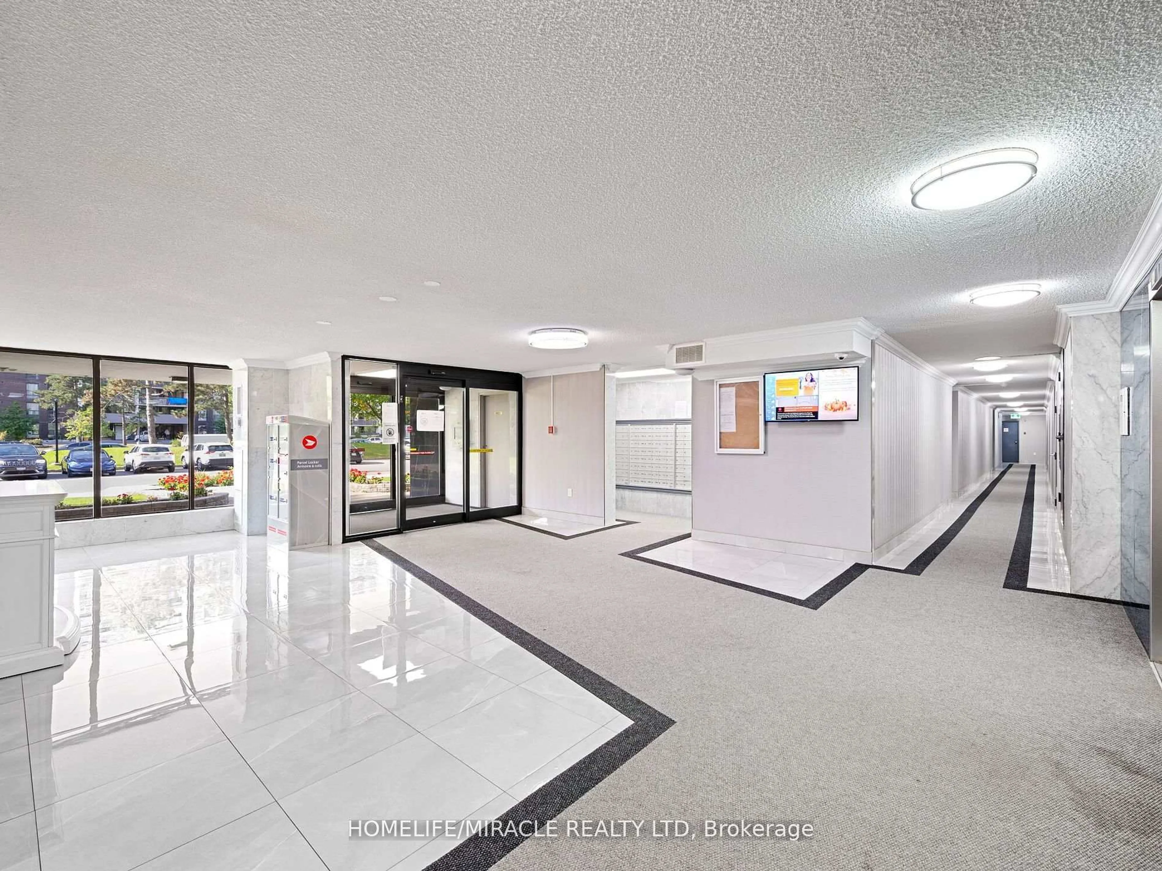 Indoor foyer for 4 Kings Cross Rd #1511, Brampton Ontario L6T 3X8