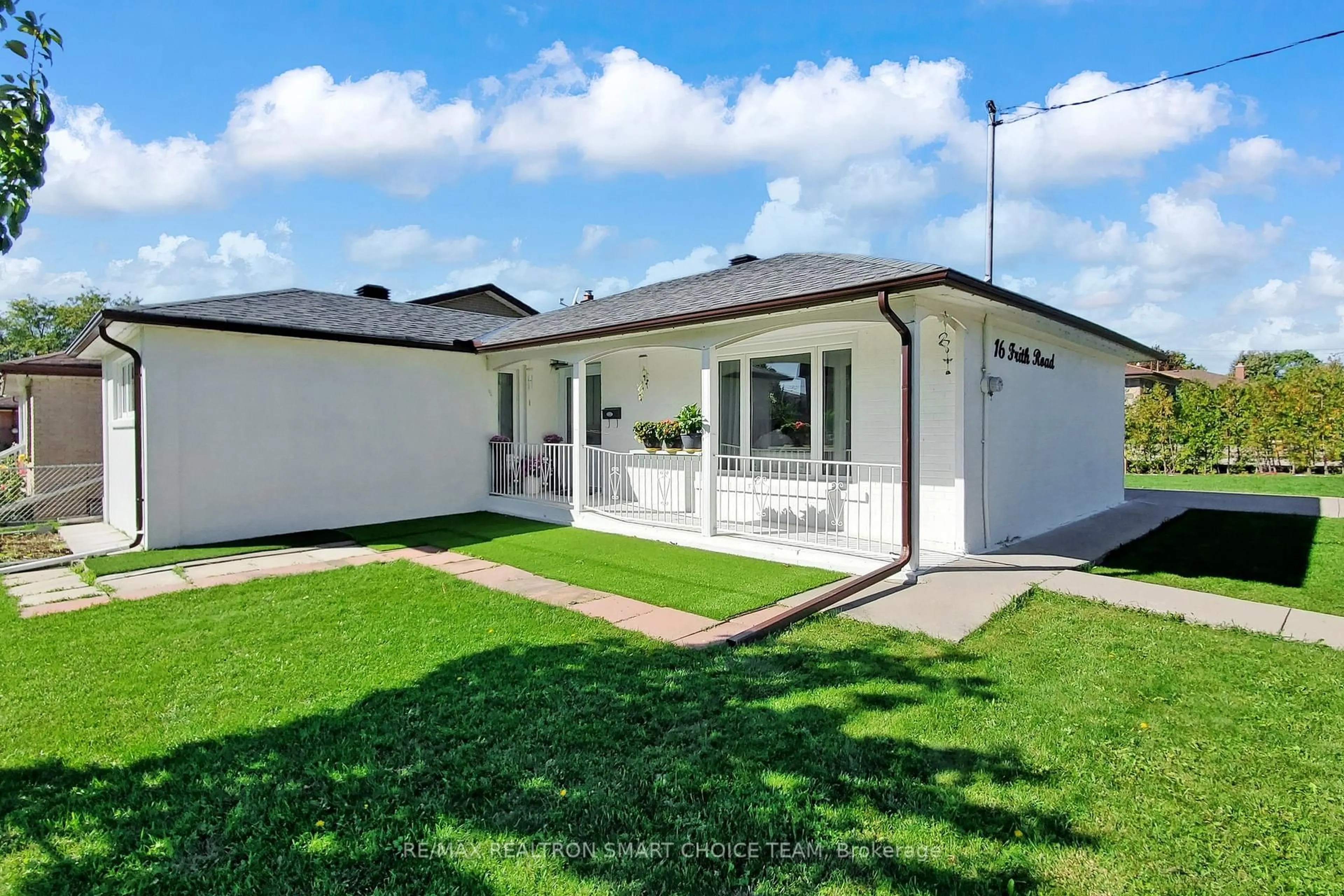 A pic from outside/outdoor area/front of a property/back of a property/a pic from drone, building for 16 Frith Rd, Toronto Ontario M3N 1G1