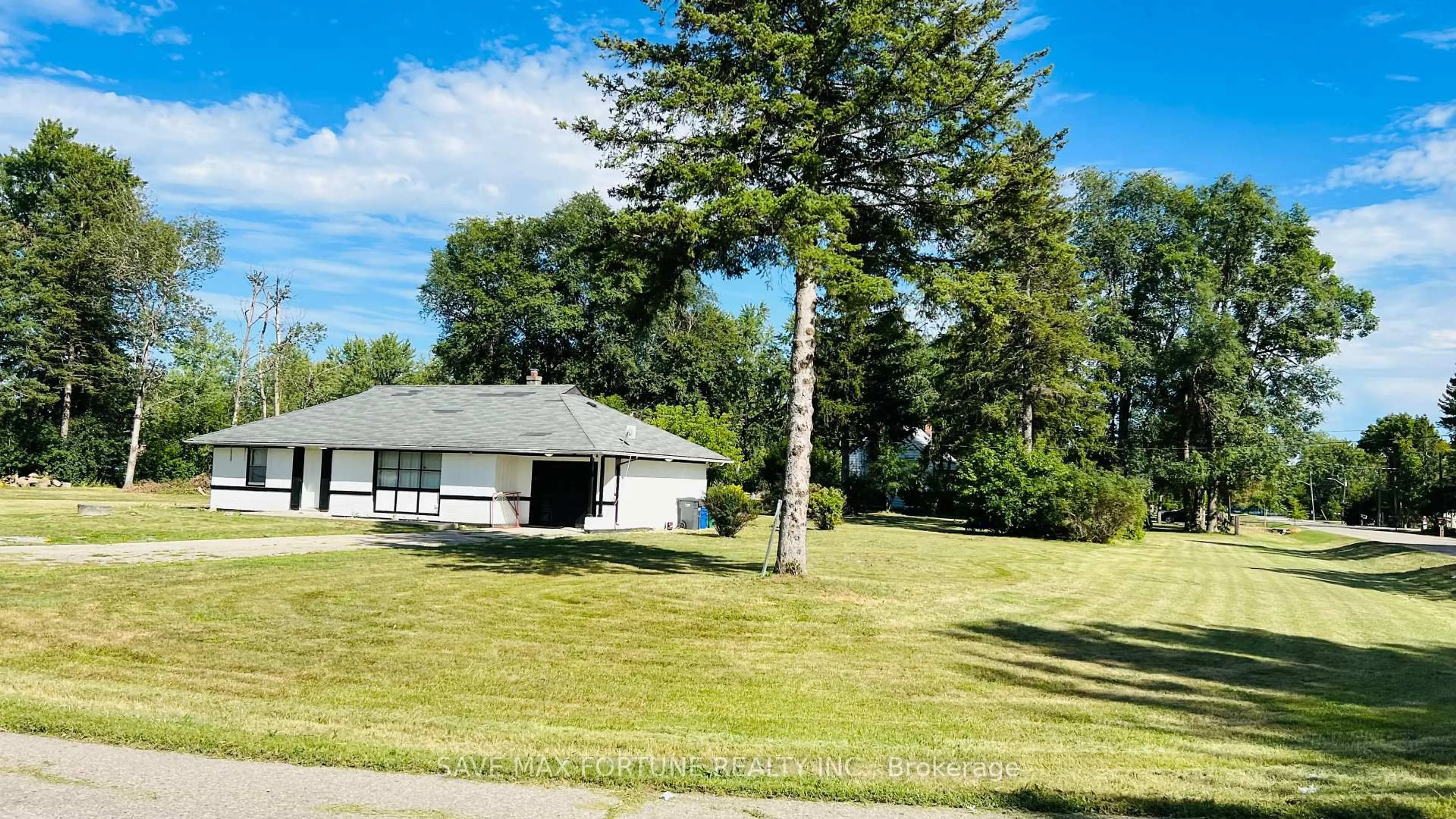 A pic from outside/outdoor area/front of a property/back of a property/a pic from drone, water/lake/river/ocean view for 59 Marysfield Dr, Brampton Ontario L6P 0J2