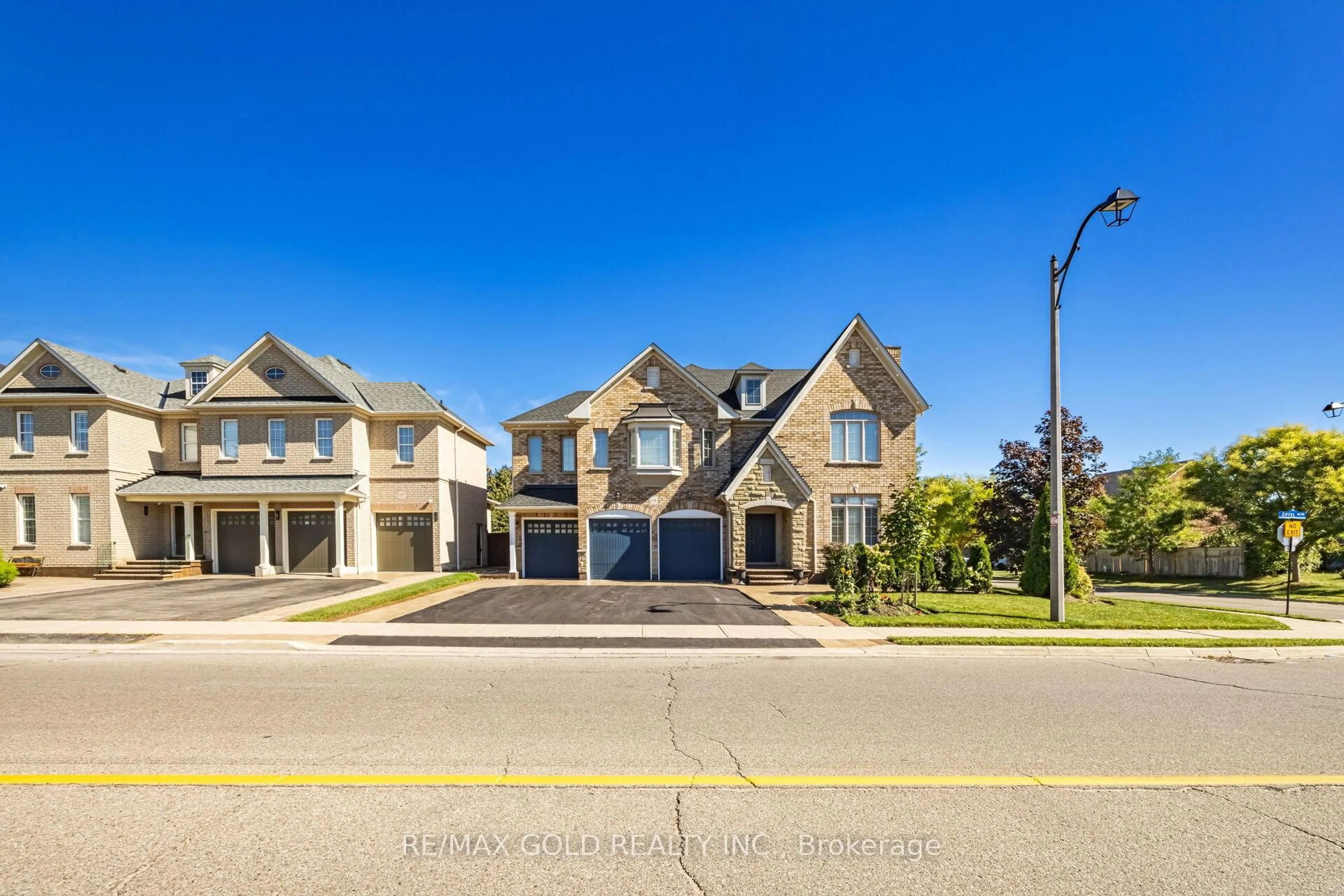 A pic from outside/outdoor area/front of a property/back of a property/a pic from drone, street for 19 Eiffel Blvd, Brampton Ontario L6P 1V9