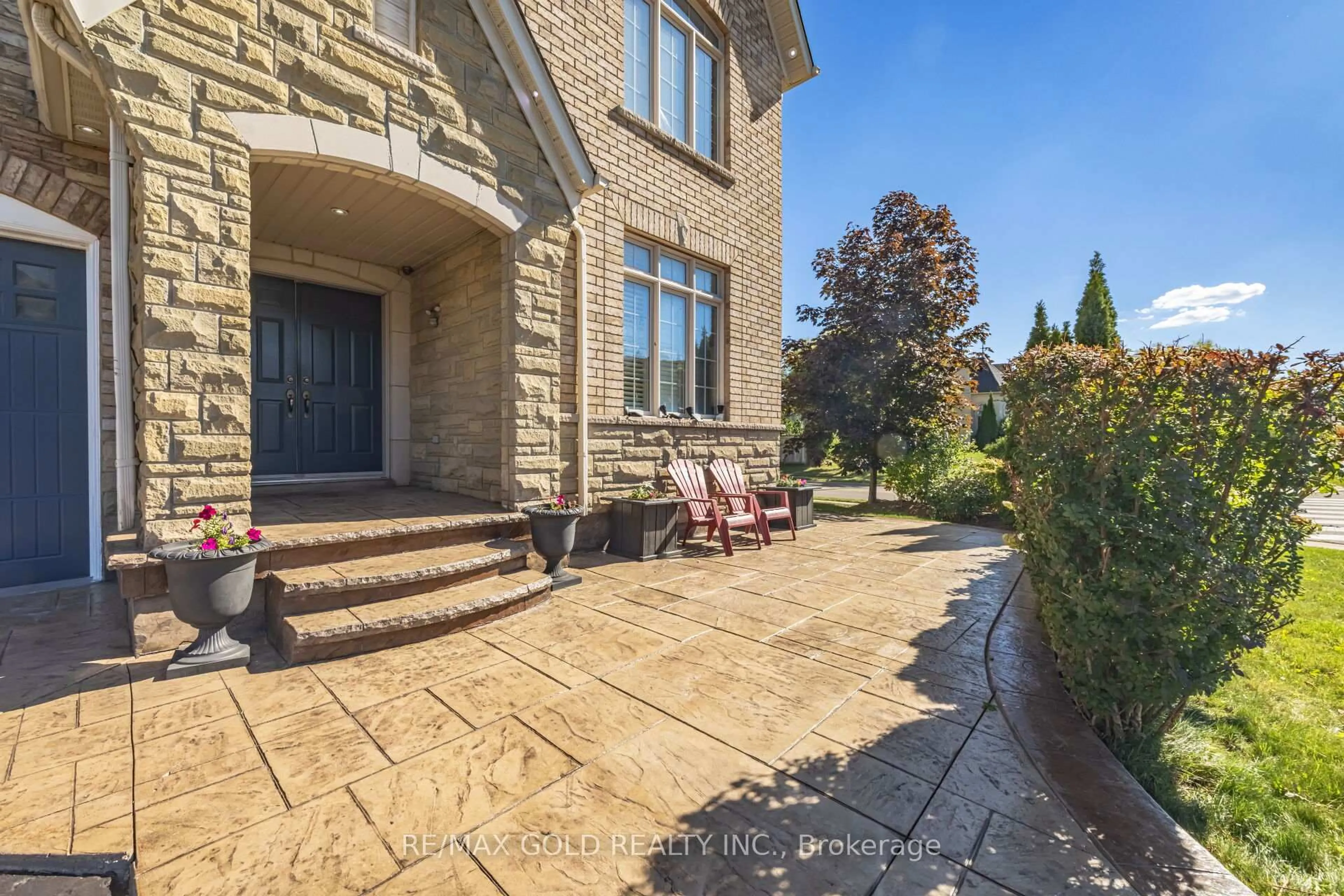 A pic from outside/outdoor area/front of a property/back of a property/a pic from drone, street for 19 Eiffel Blvd, Brampton Ontario L6P 1V9