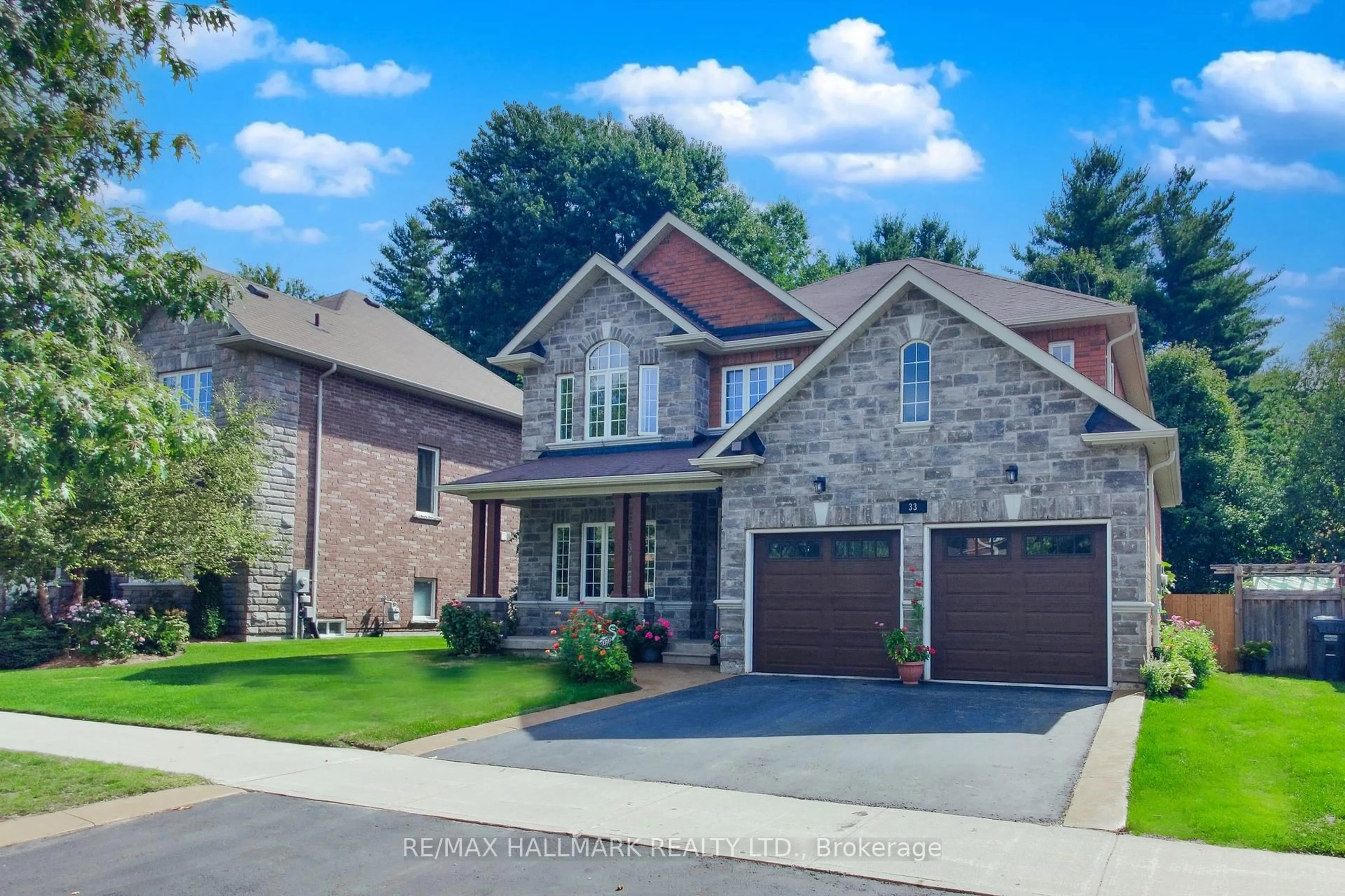 Home with brick exterior material, street for 33 Borland Cres, Caledon Ontario L7C 3M4