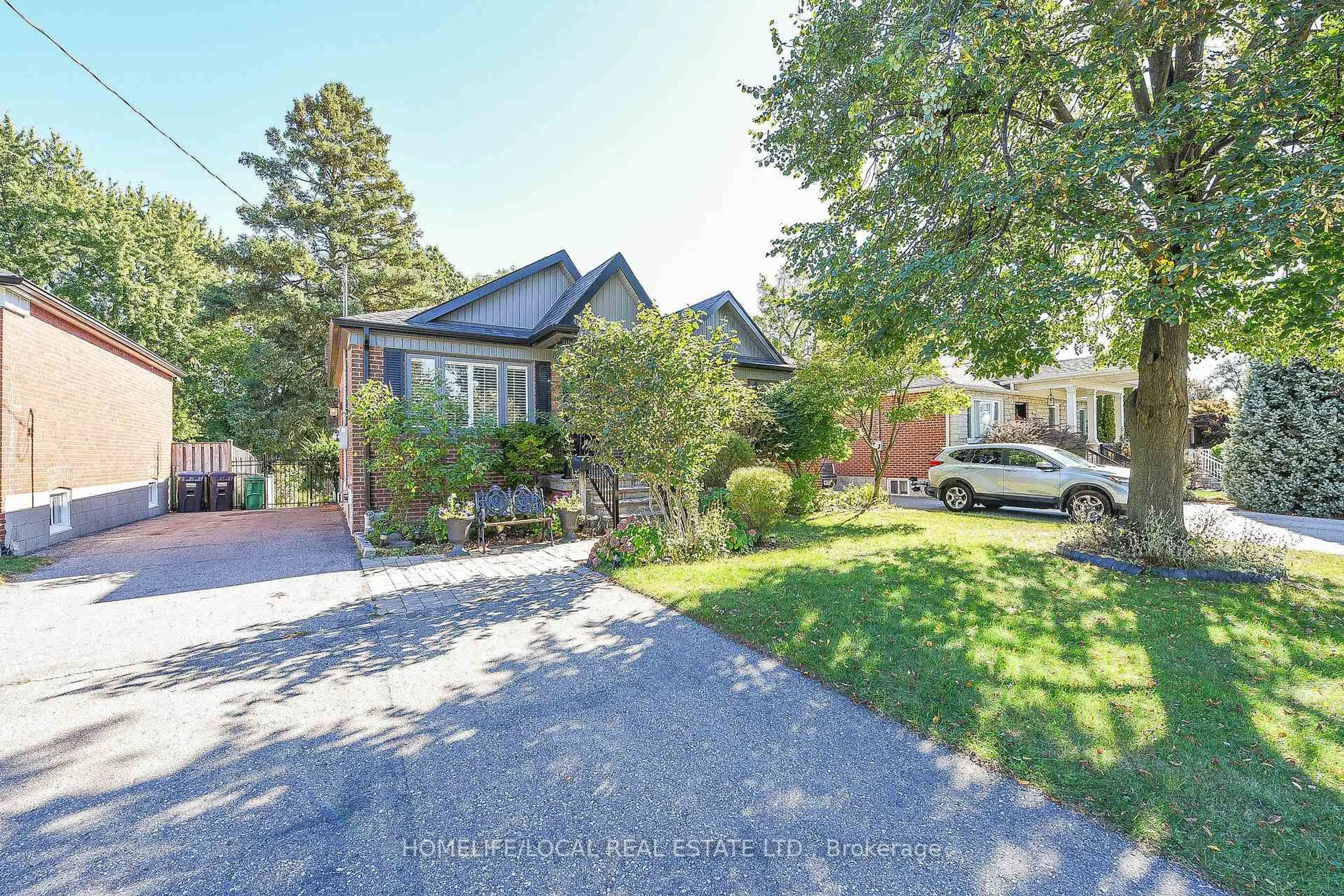 A pic from outside/outdoor area/front of a property/back of a property/a pic from drone, street for 570 Exbury Cres, Mississauga Ontario L5G 2P4