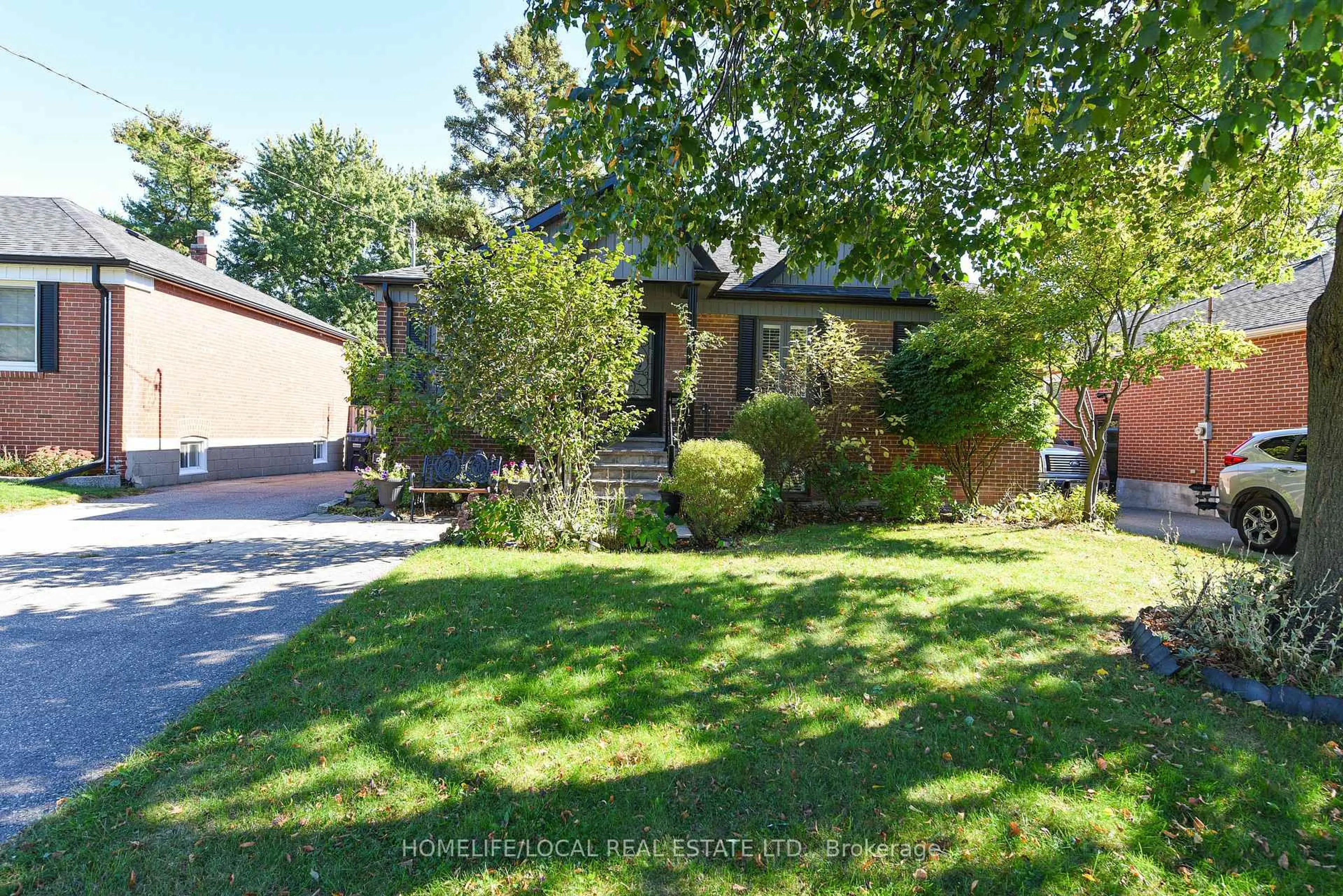 A pic from outside/outdoor area/front of a property/back of a property/a pic from drone, street for 570 Exbury Cres, Mississauga Ontario L5G 2P4