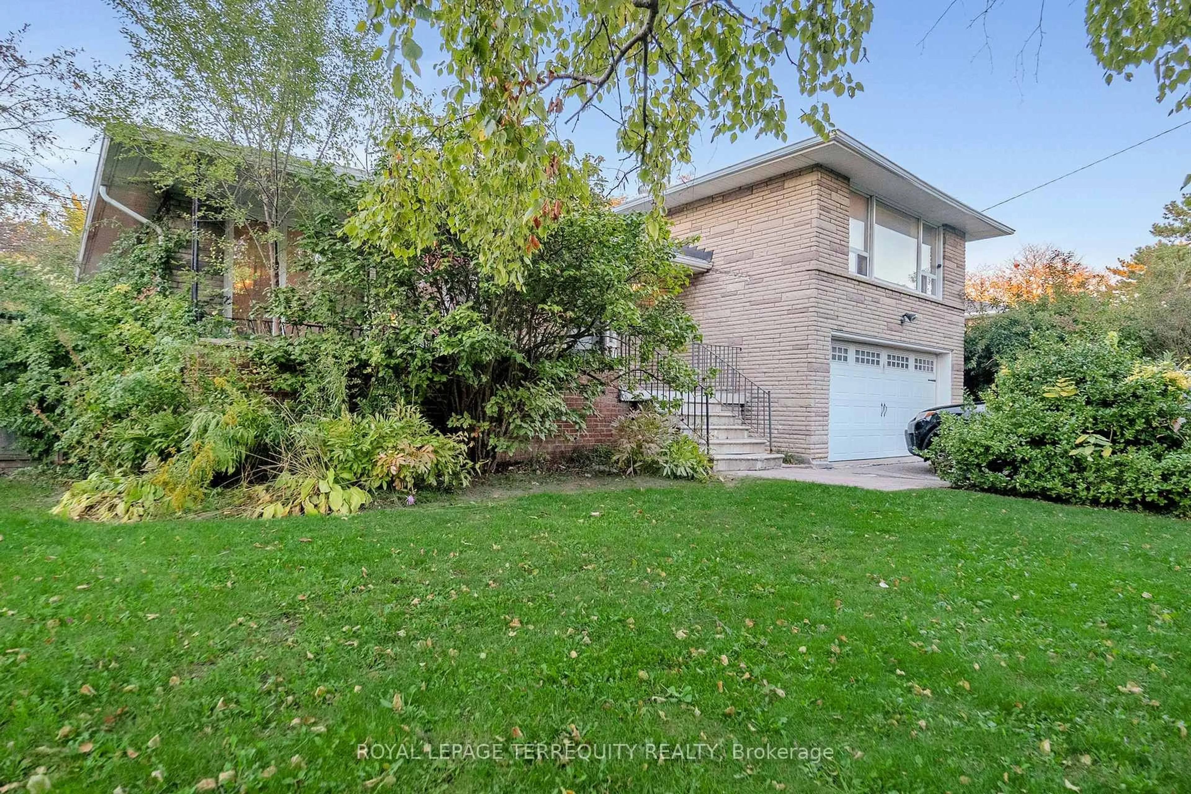 A pic from outside/outdoor area/front of a property/back of a property/a pic from drone, street for 2 Stockton Rd, Toronto Ontario M6A 1K7