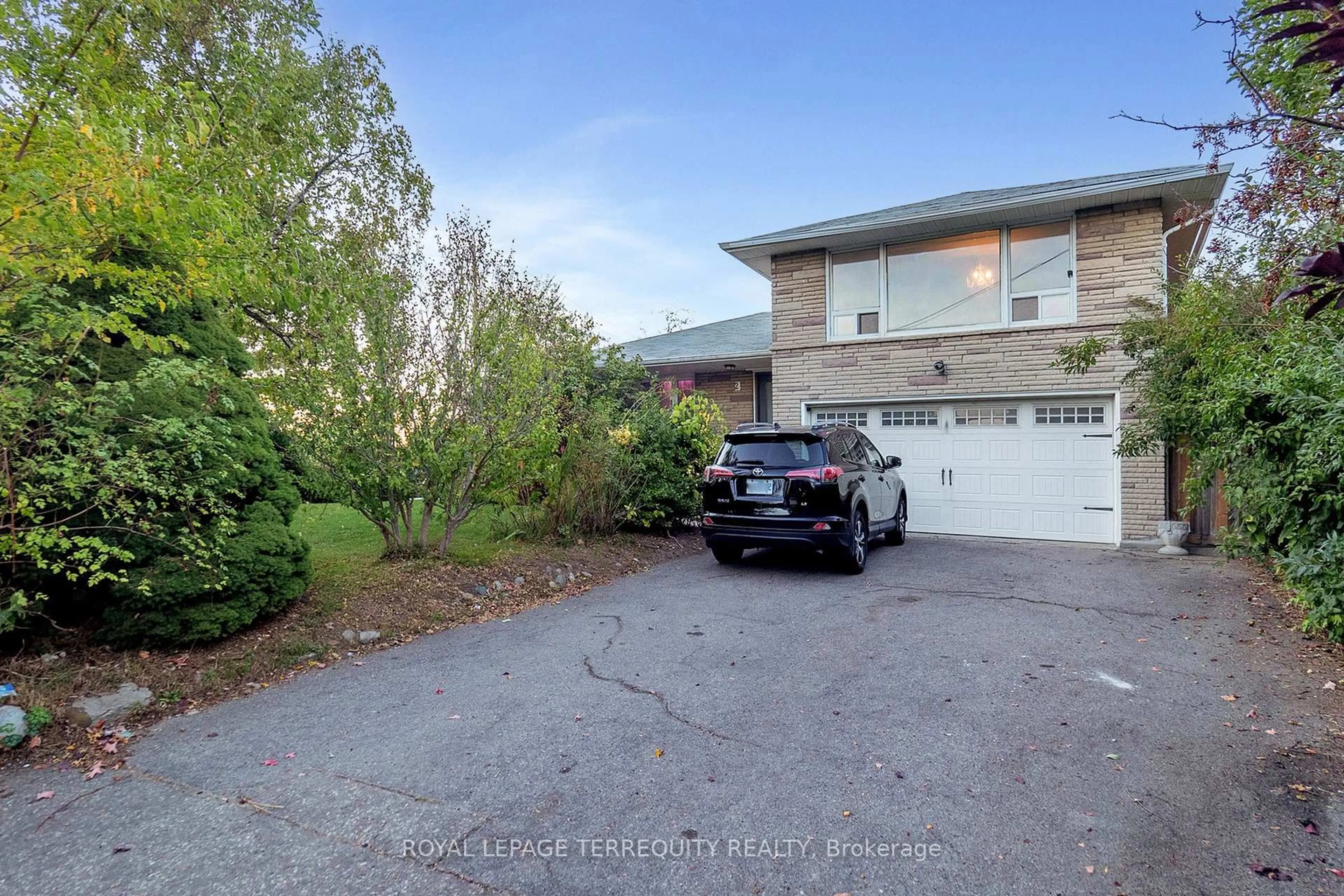 A pic from outside/outdoor area/front of a property/back of a property/a pic from drone, street for 2 Stockton Rd, Toronto Ontario M6A 1K7