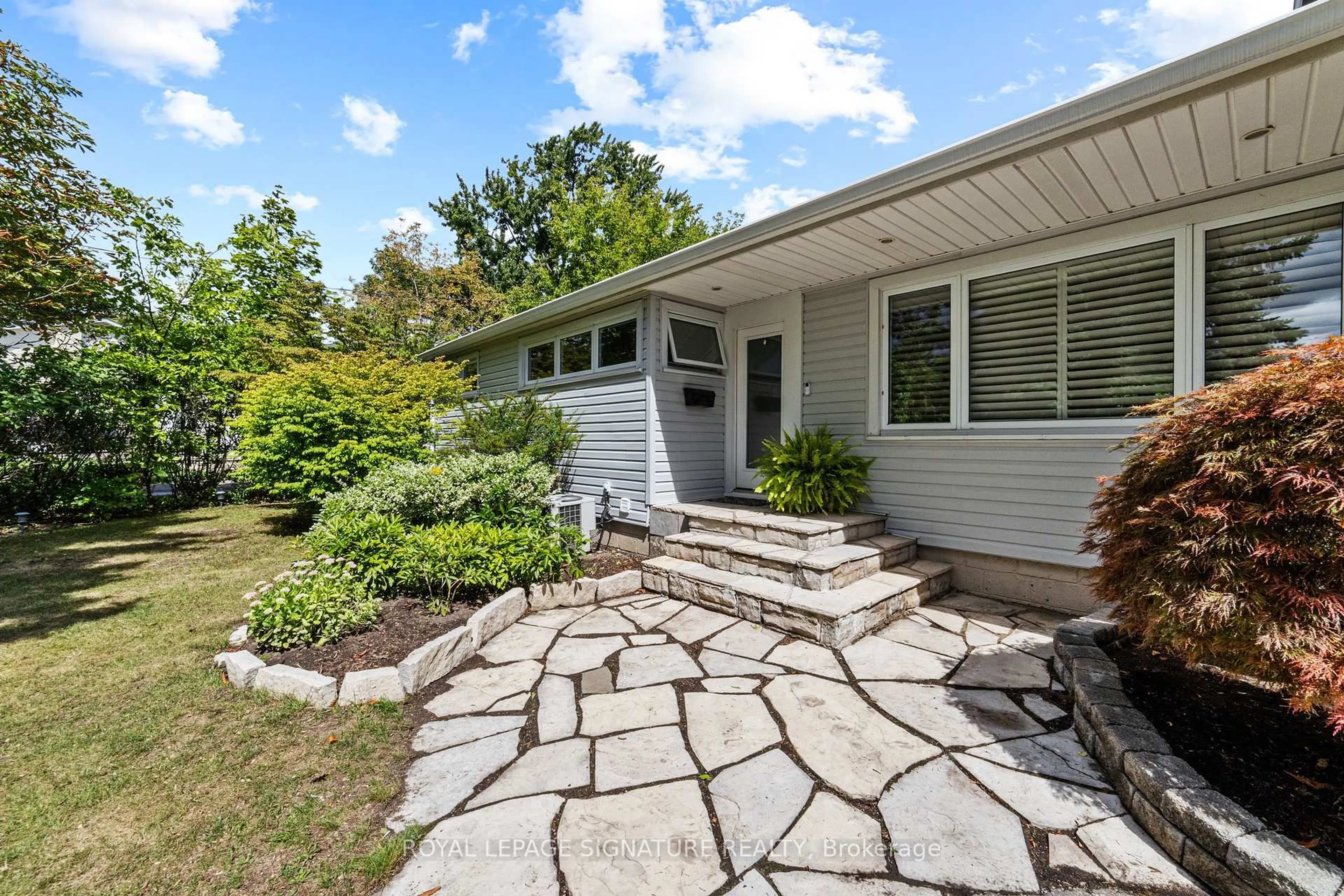 Patio, street for 45 Crescent Rd, Oakville Ontario L6K 1W3