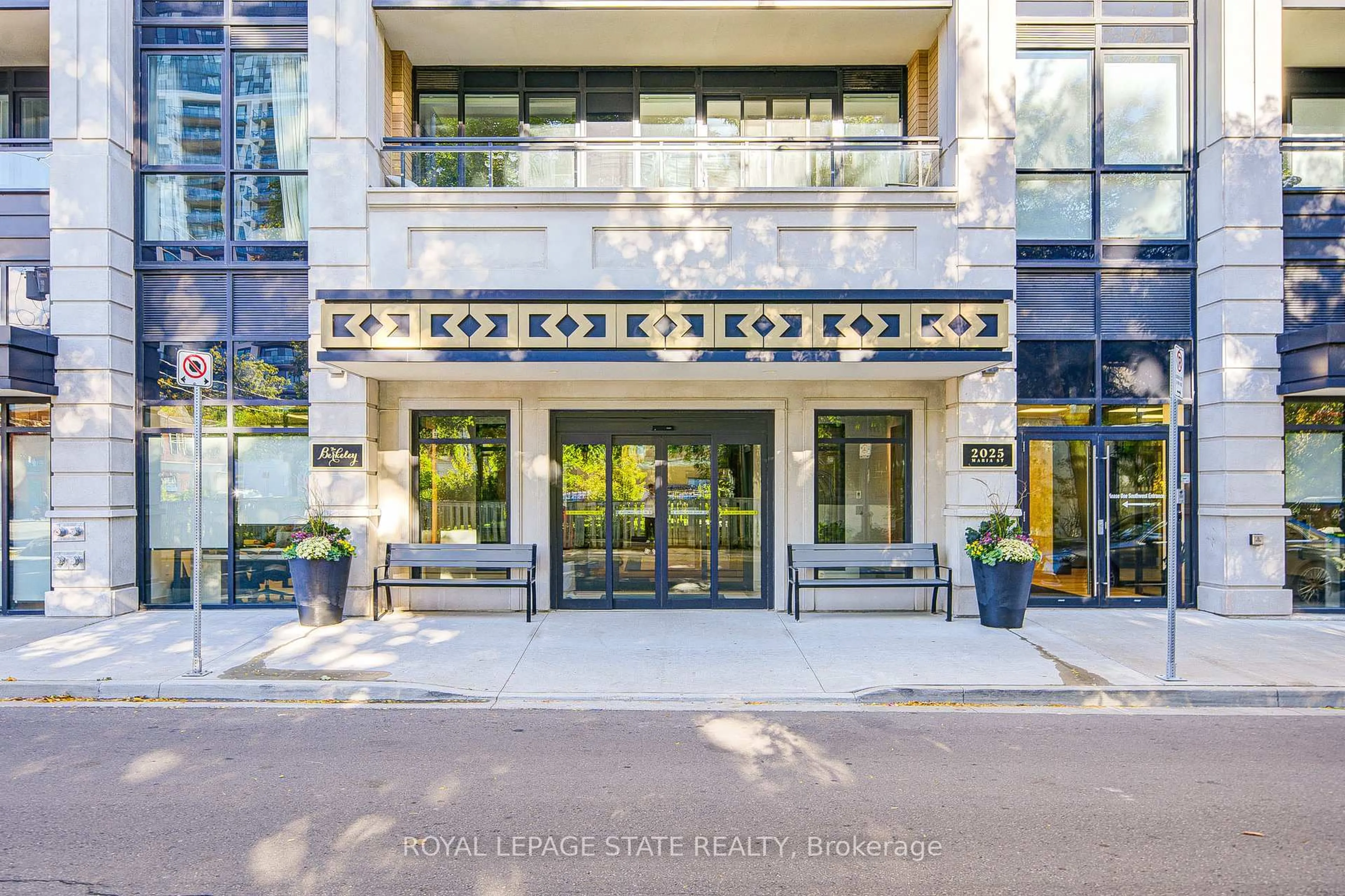 Indoor foyer for 2025 Maria St #1006, Burlington Ontario L7R 0E9