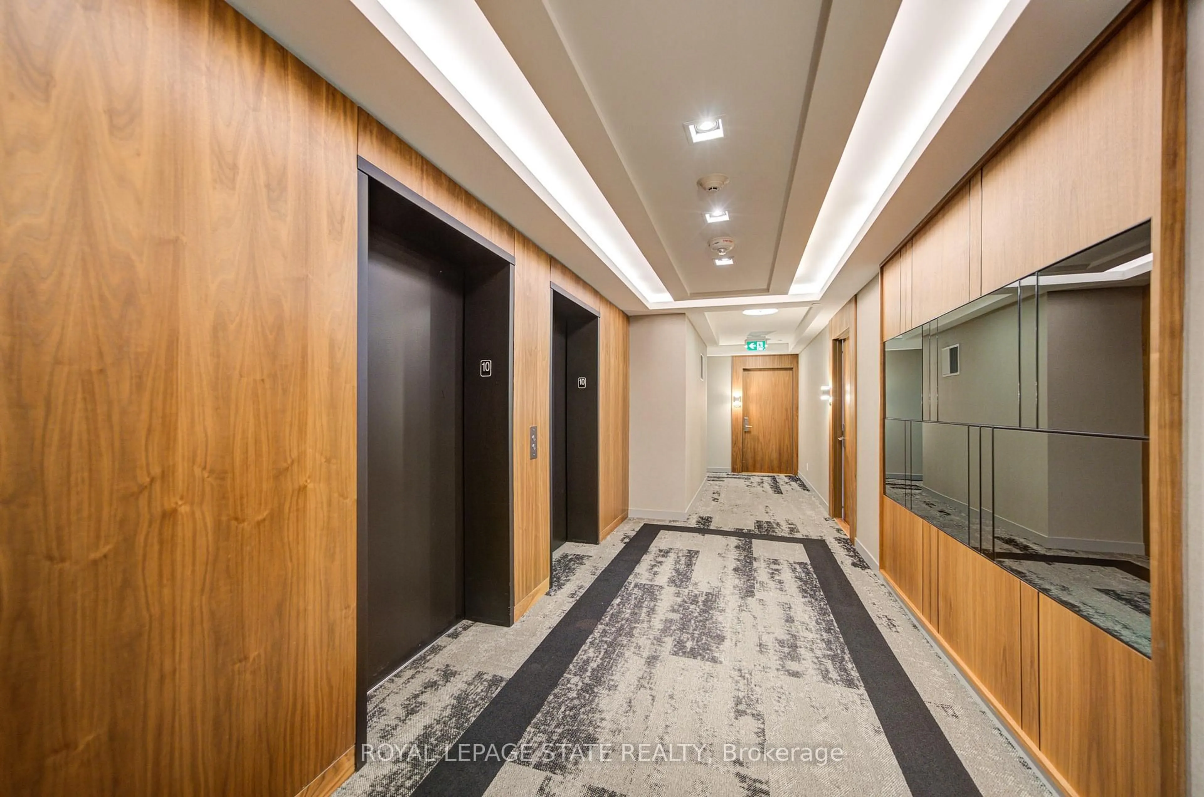 Indoor foyer for 2025 Maria St #1006, Burlington Ontario L7R 0E9