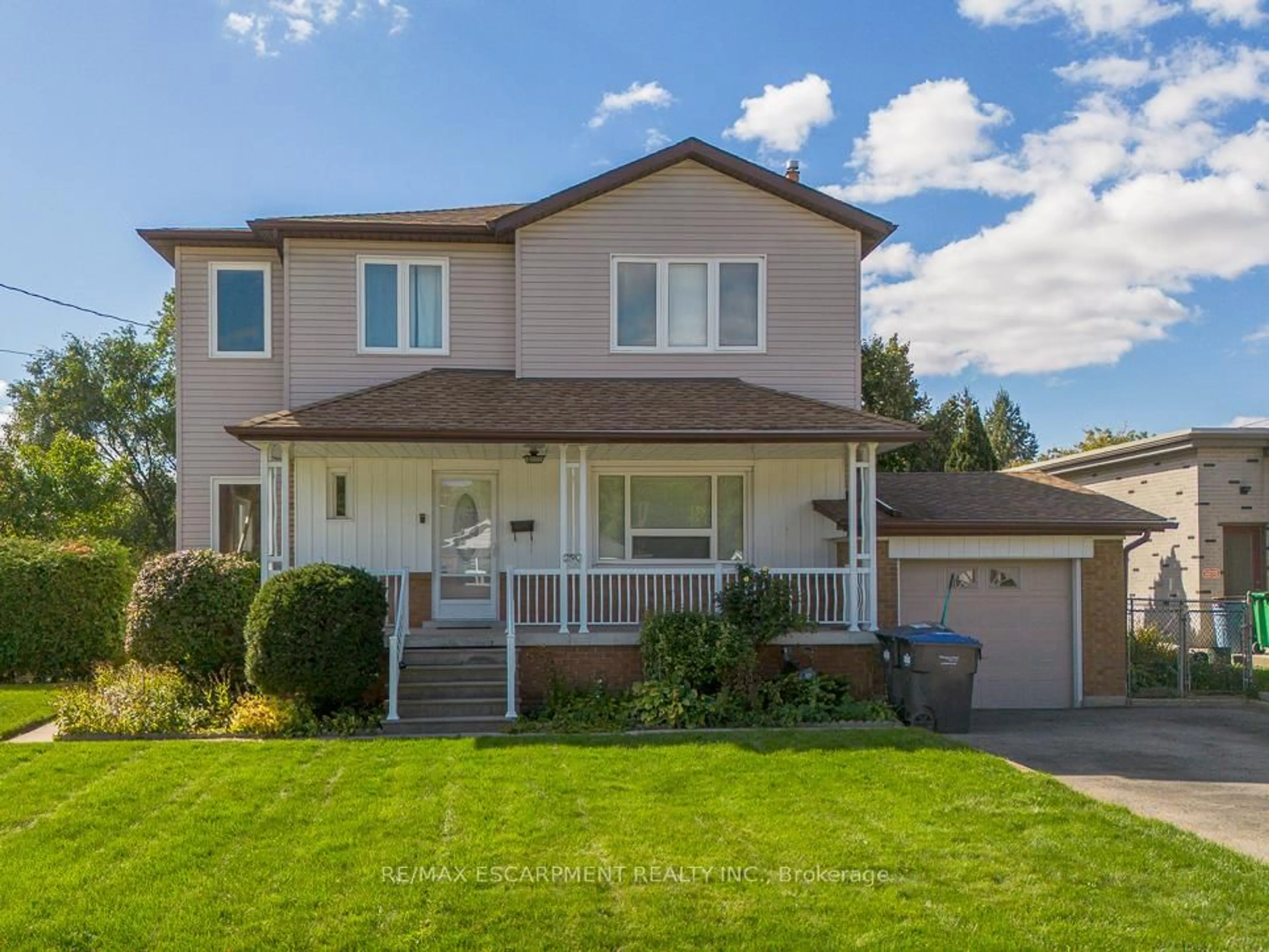 Home with vinyl exterior material, street for 2510 Donnavale Dr, Mississauga Ontario L5A 2N1