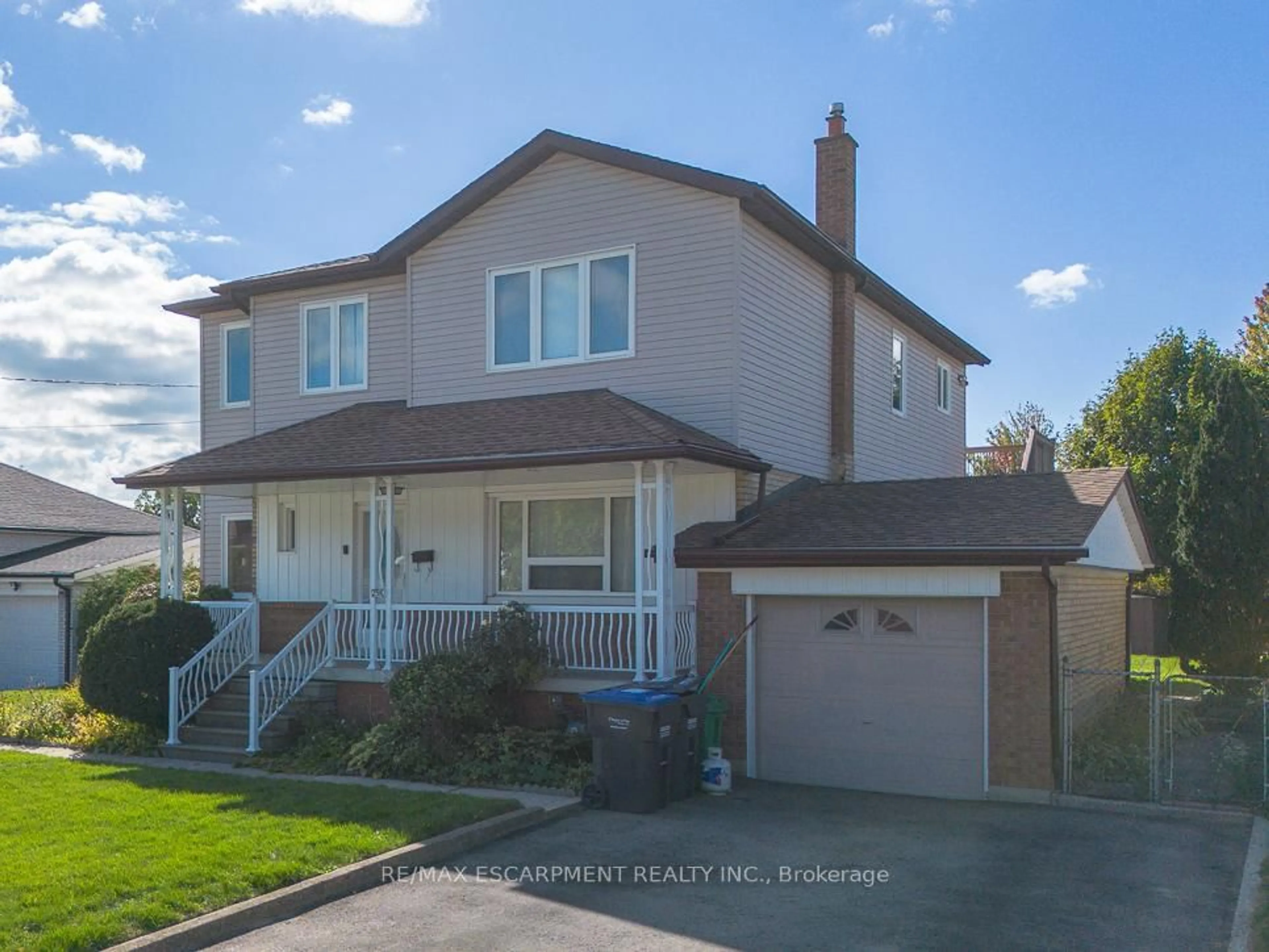 Home with vinyl exterior material, street for 2510 Donnavale Dr, Mississauga Ontario L5A 2N1
