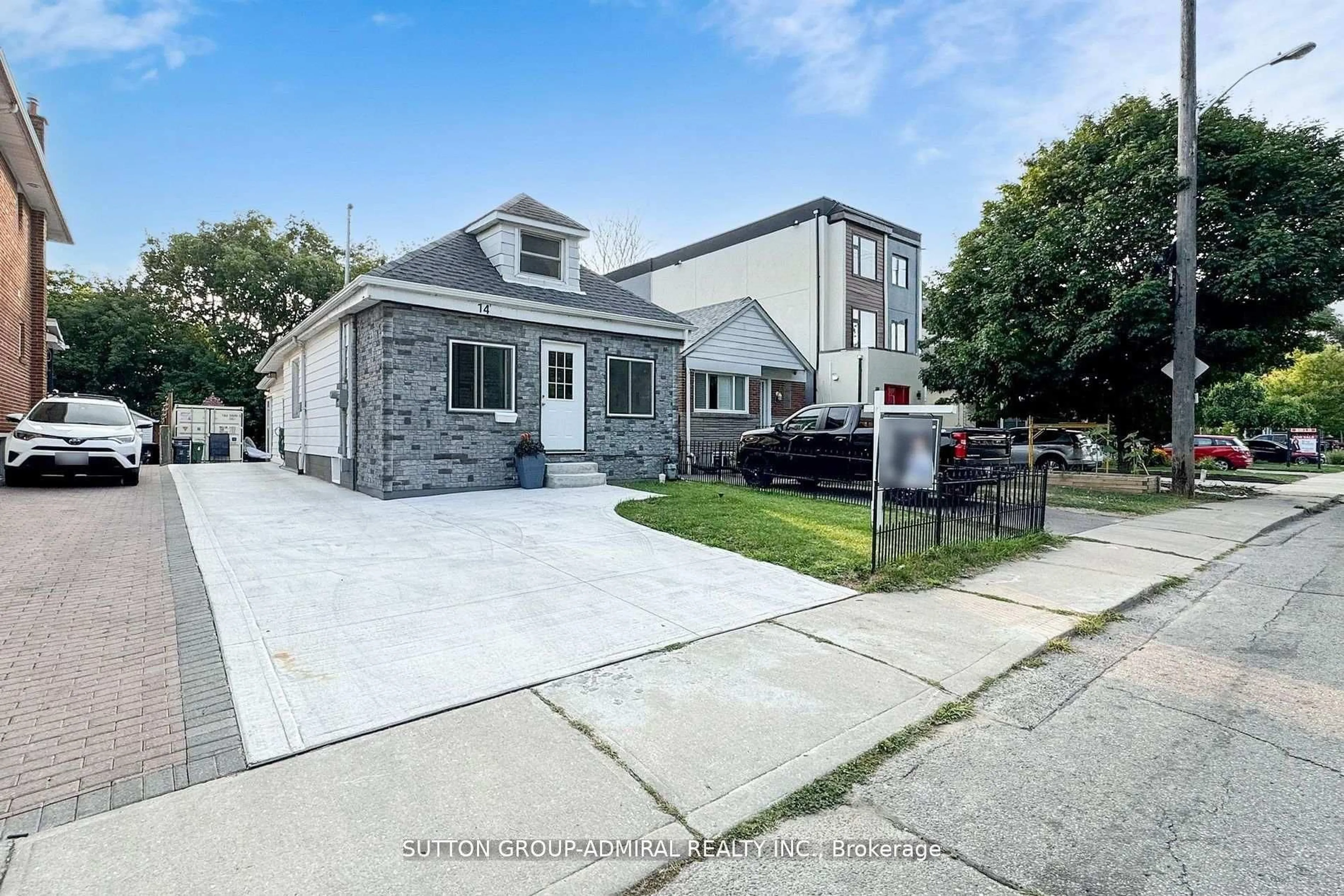 A pic from outside/outdoor area/front of a property/back of a property/a pic from drone, street for 14 Spears St, Toronto Ontario M6N 3X7