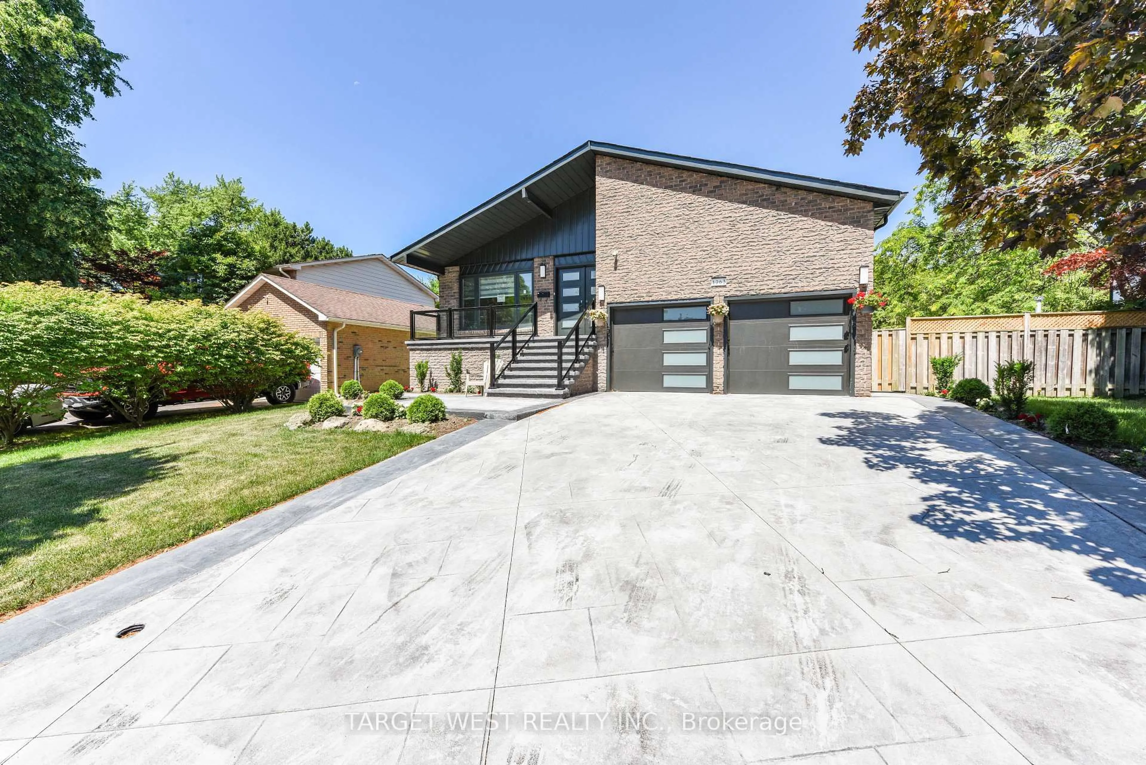 Home with brick exterior material, street for 1263 Crestdale Rd, Mississauga Ontario L5H 1X8