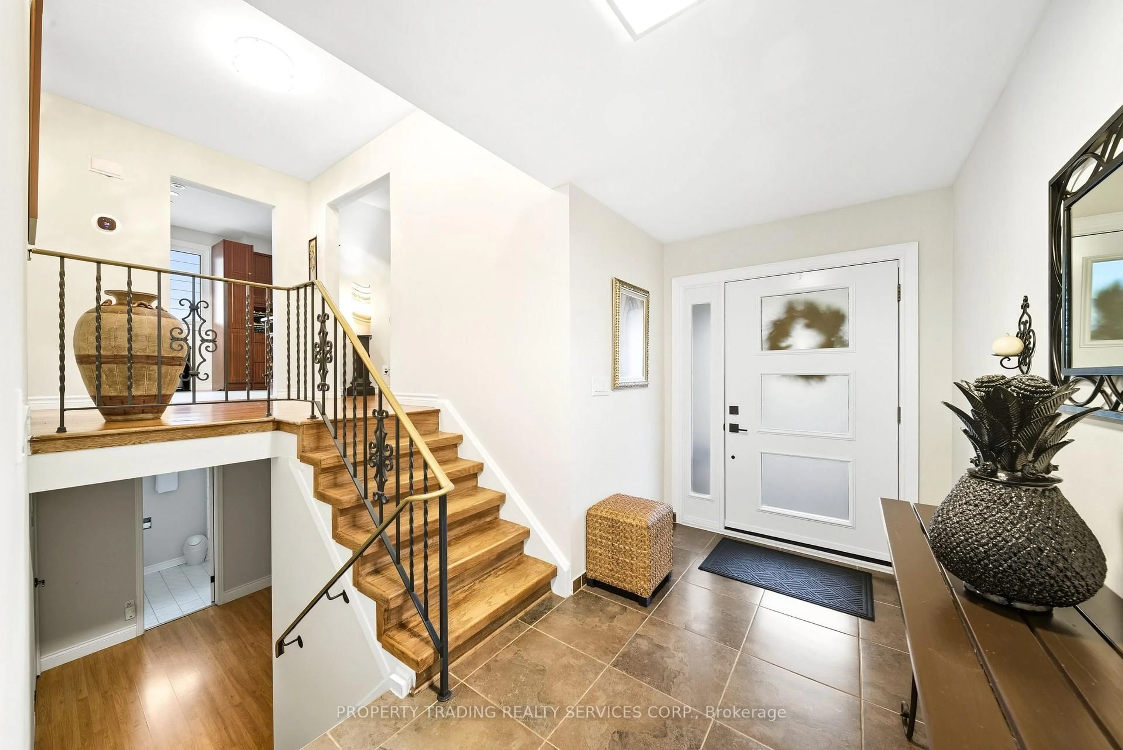 Indoor entryway for 696 Francis Rd, Burlington Ontario L7T 3X7