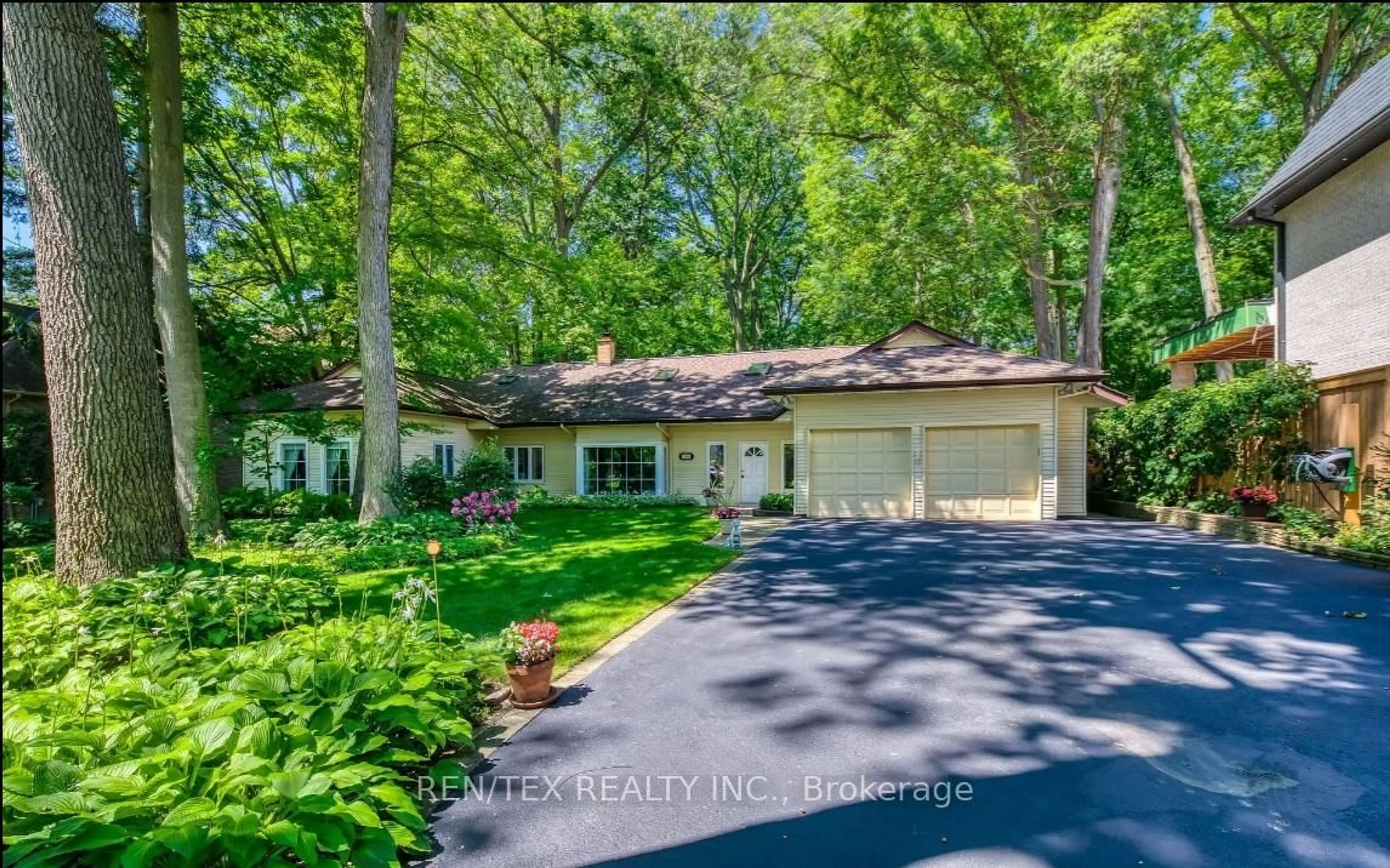 A pic from outside/outdoor area/front of a property/back of a property/a pic from drone, unknown for 199 Kenollie Ave, Mississauga Ontario L5G 2H7