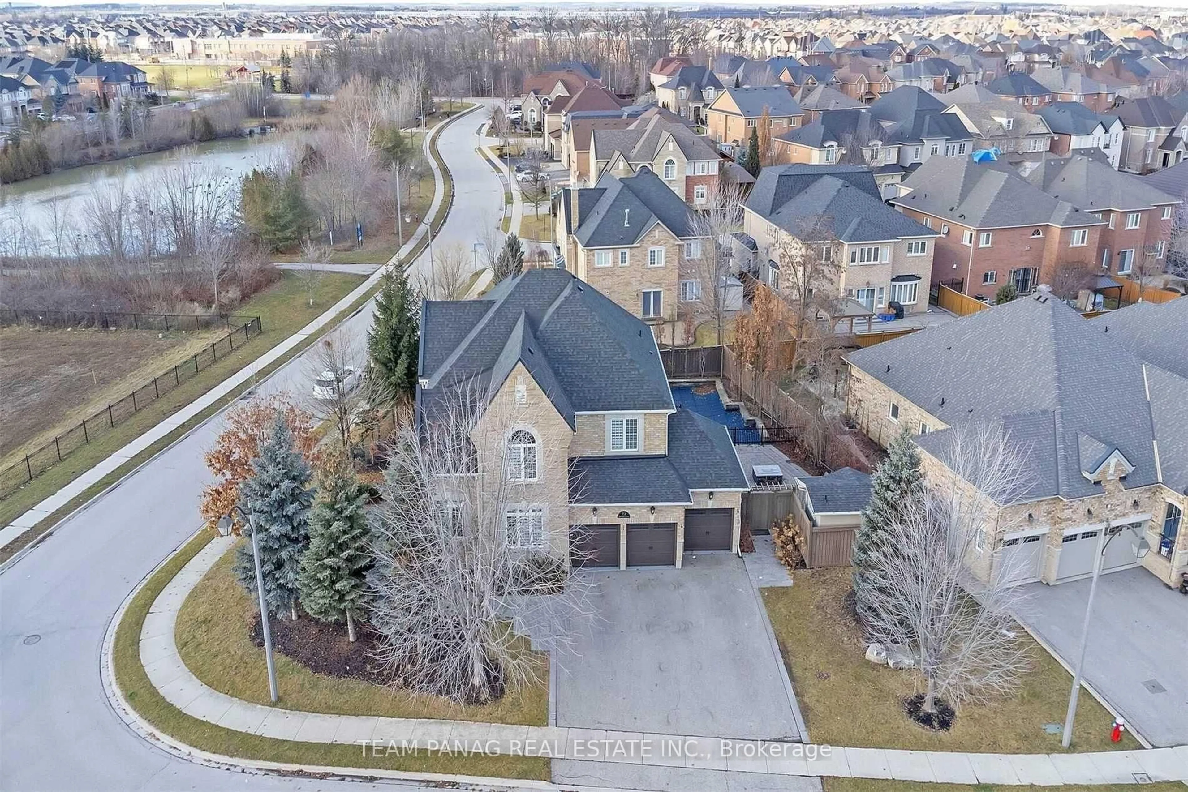 A pic from outside/outdoor area/front of a property/back of a property/a pic from drone, street for 73 Louvain Dr, Brampton Ontario L6P 1Y9