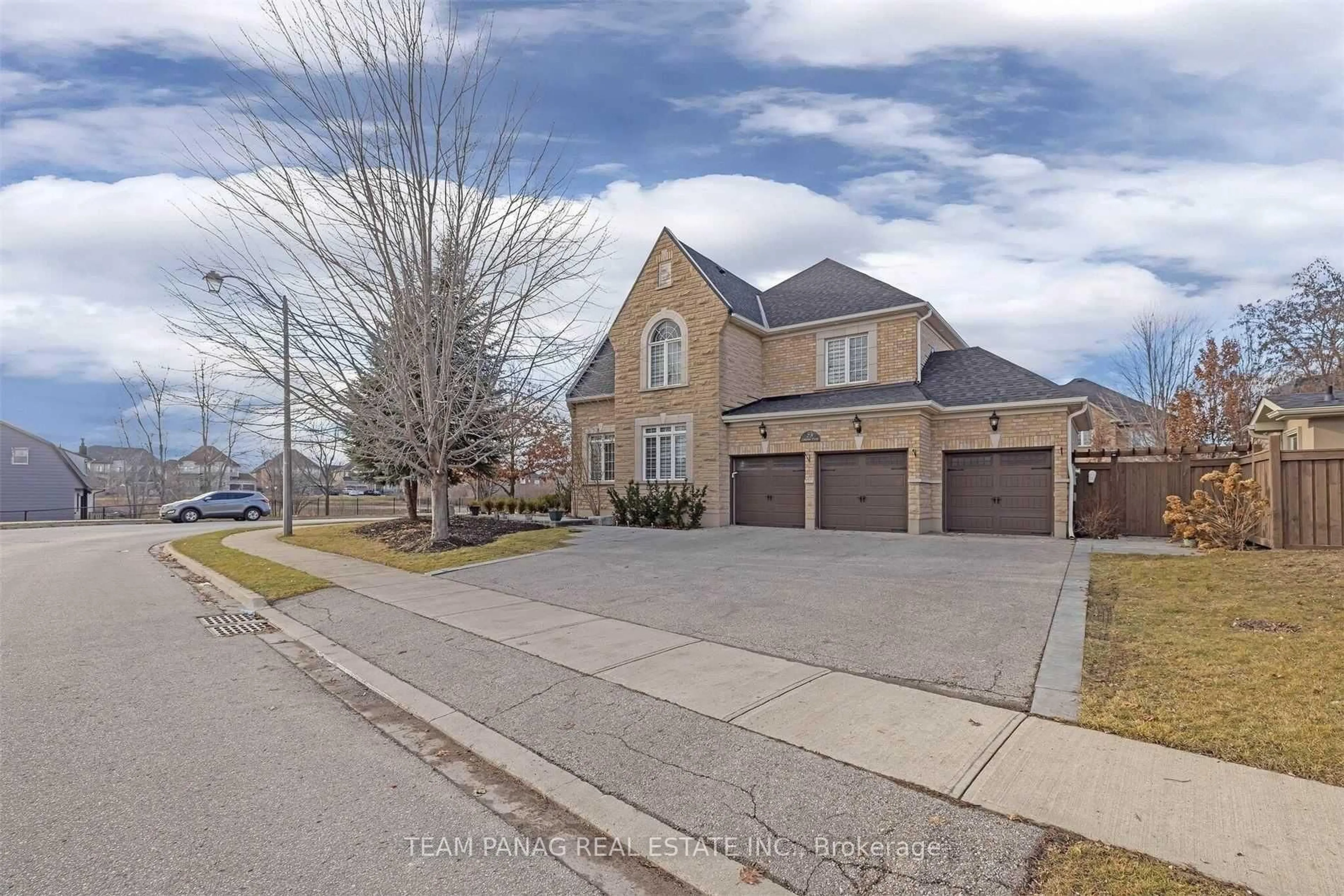 A pic from outside/outdoor area/front of a property/back of a property/a pic from drone, street for 73 Louvain Dr, Brampton Ontario L6P 1Y9