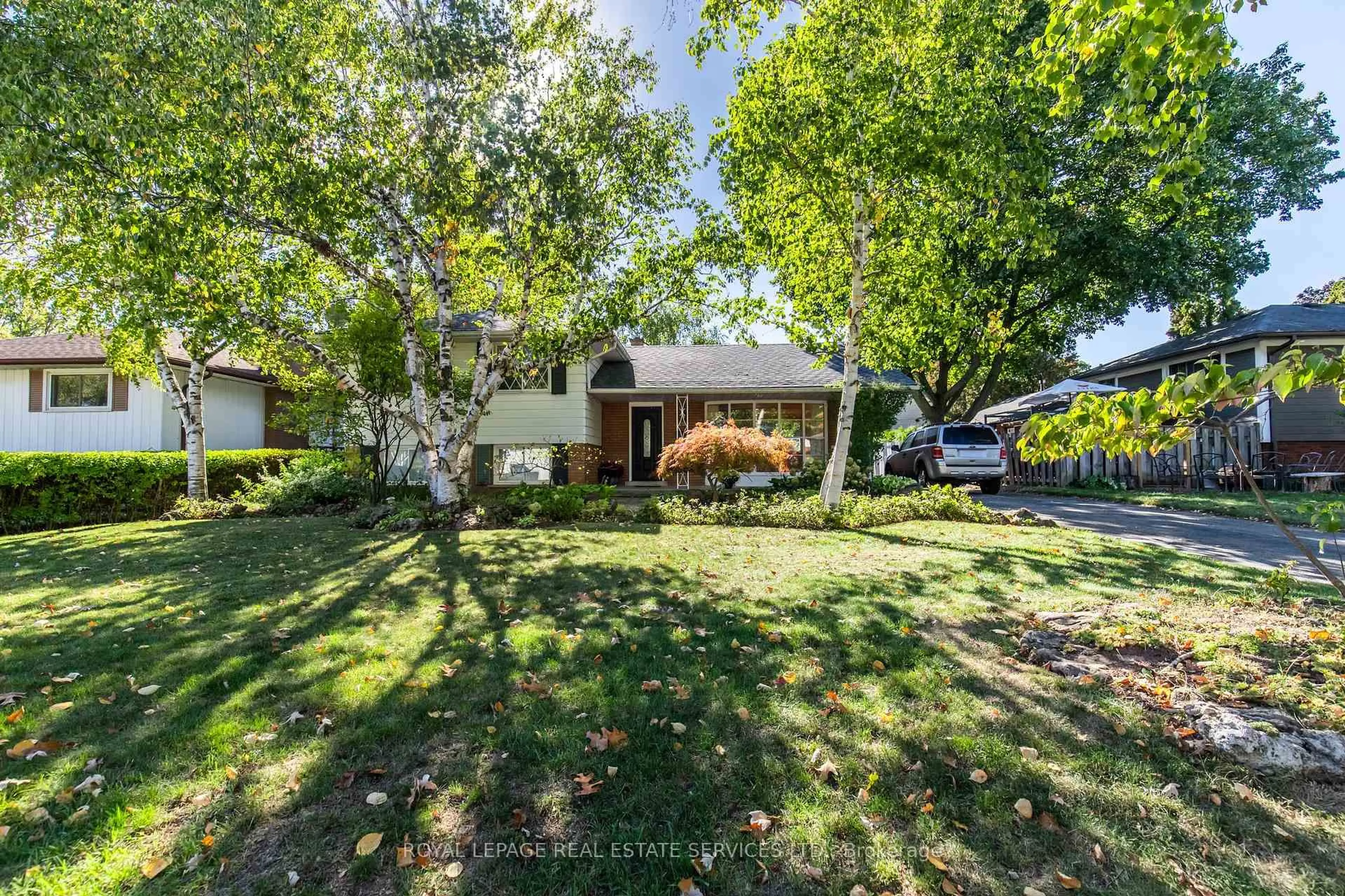 A pic from outside/outdoor area/front of a property/back of a property/a pic from drone, street for 264 Tottenham Rd, Burlington Ontario L7L 4G7