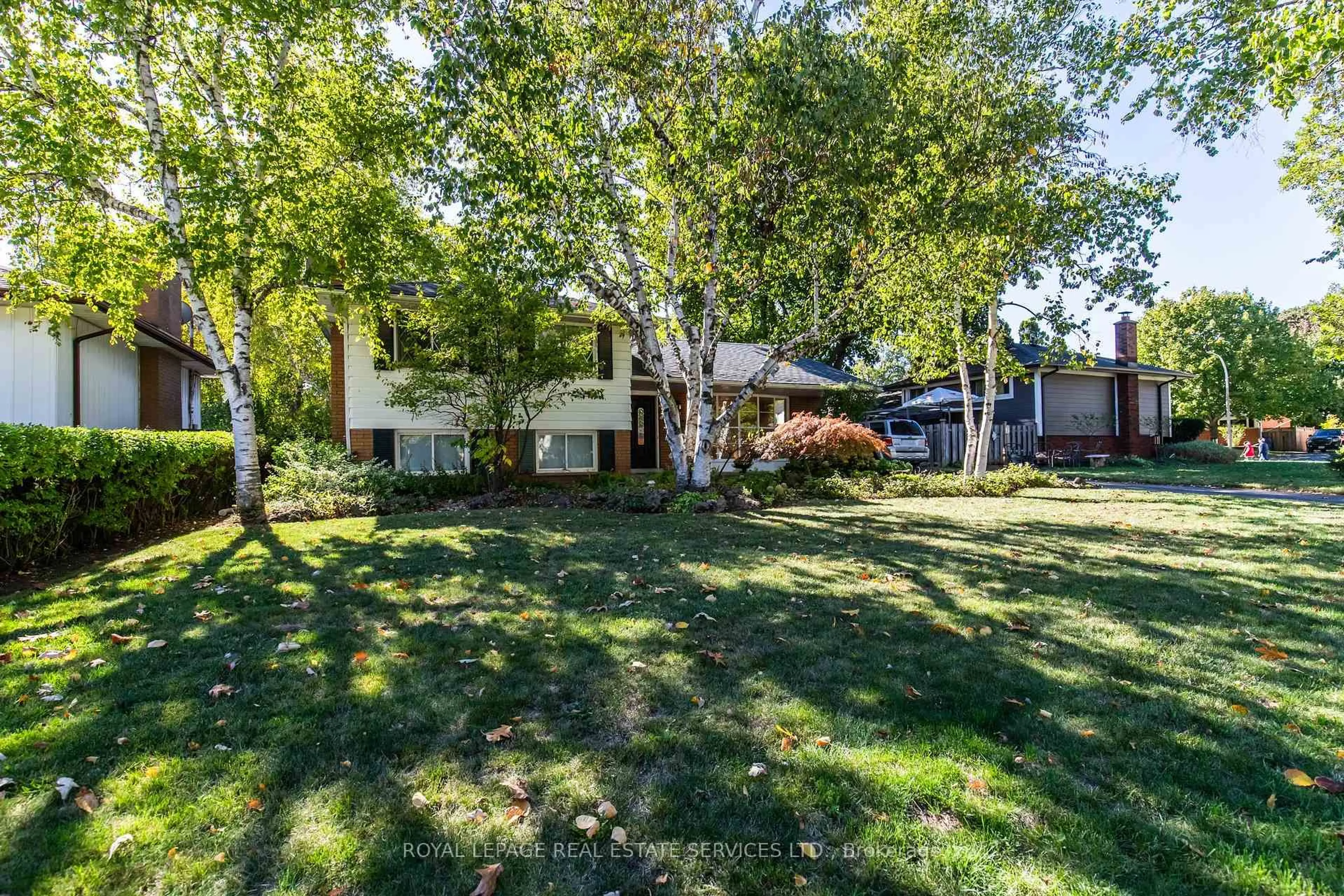 A pic from outside/outdoor area/front of a property/back of a property/a pic from drone, street for 264 Tottenham Rd, Burlington Ontario L7L 4G7