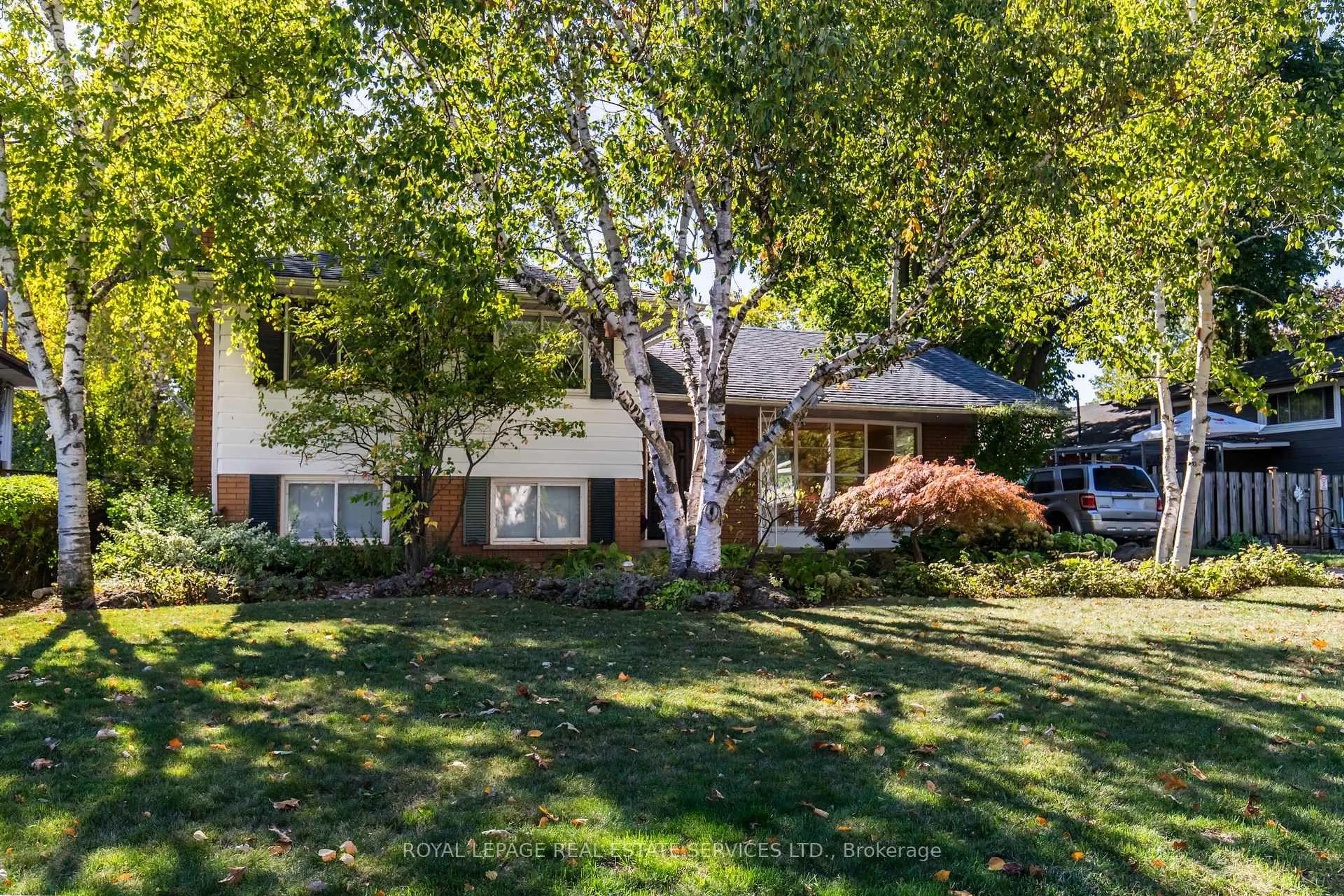 A pic from outside/outdoor area/front of a property/back of a property/a pic from drone, street for 264 Tottenham Rd, Burlington Ontario L7L 4G7