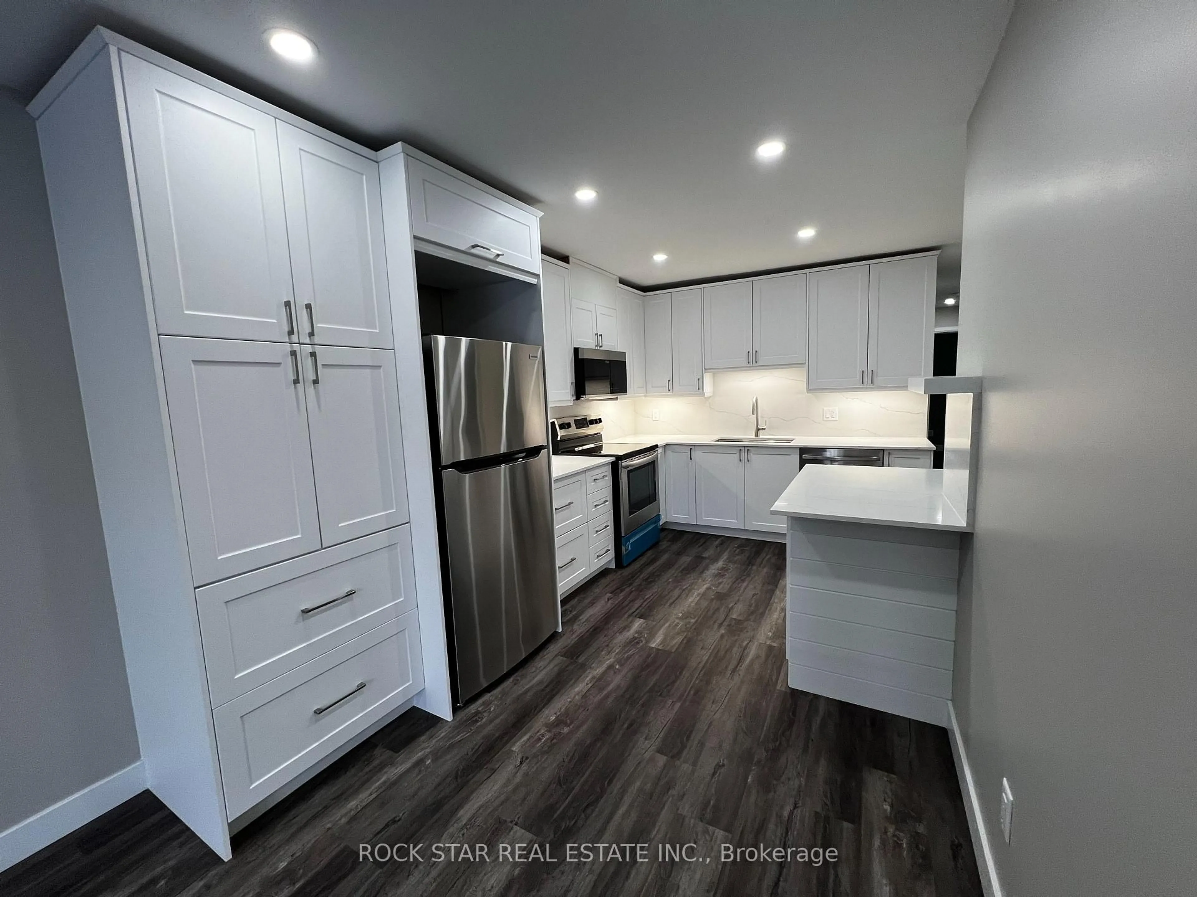 Open concept kitchen, wood/laminate floor for 63 CHURCH St, Orangeville Ontario L9W 1N9