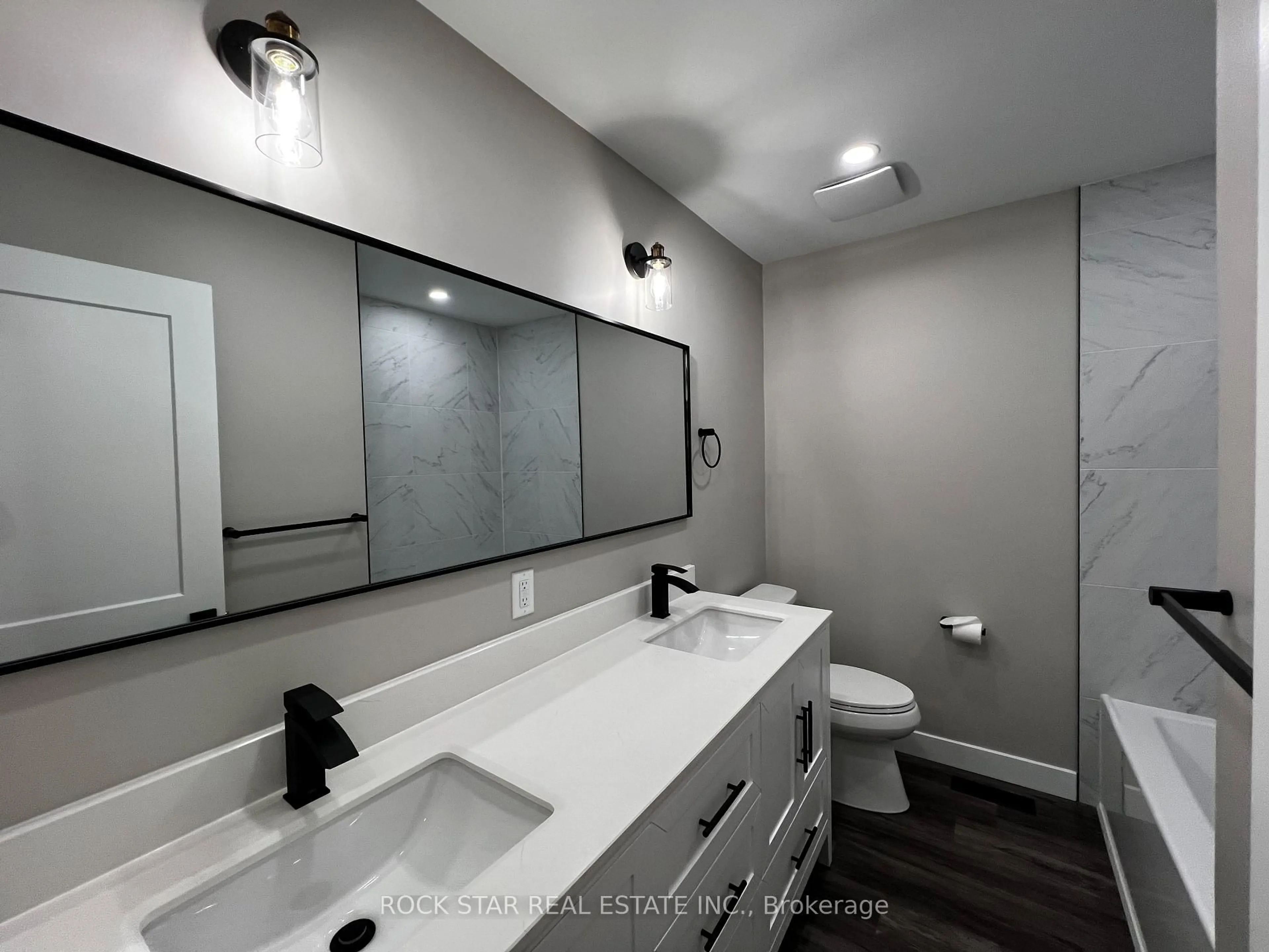 Contemporary bathroom, ceramic/tile floor for 63 CHURCH St, Orangeville Ontario L9W 1N9