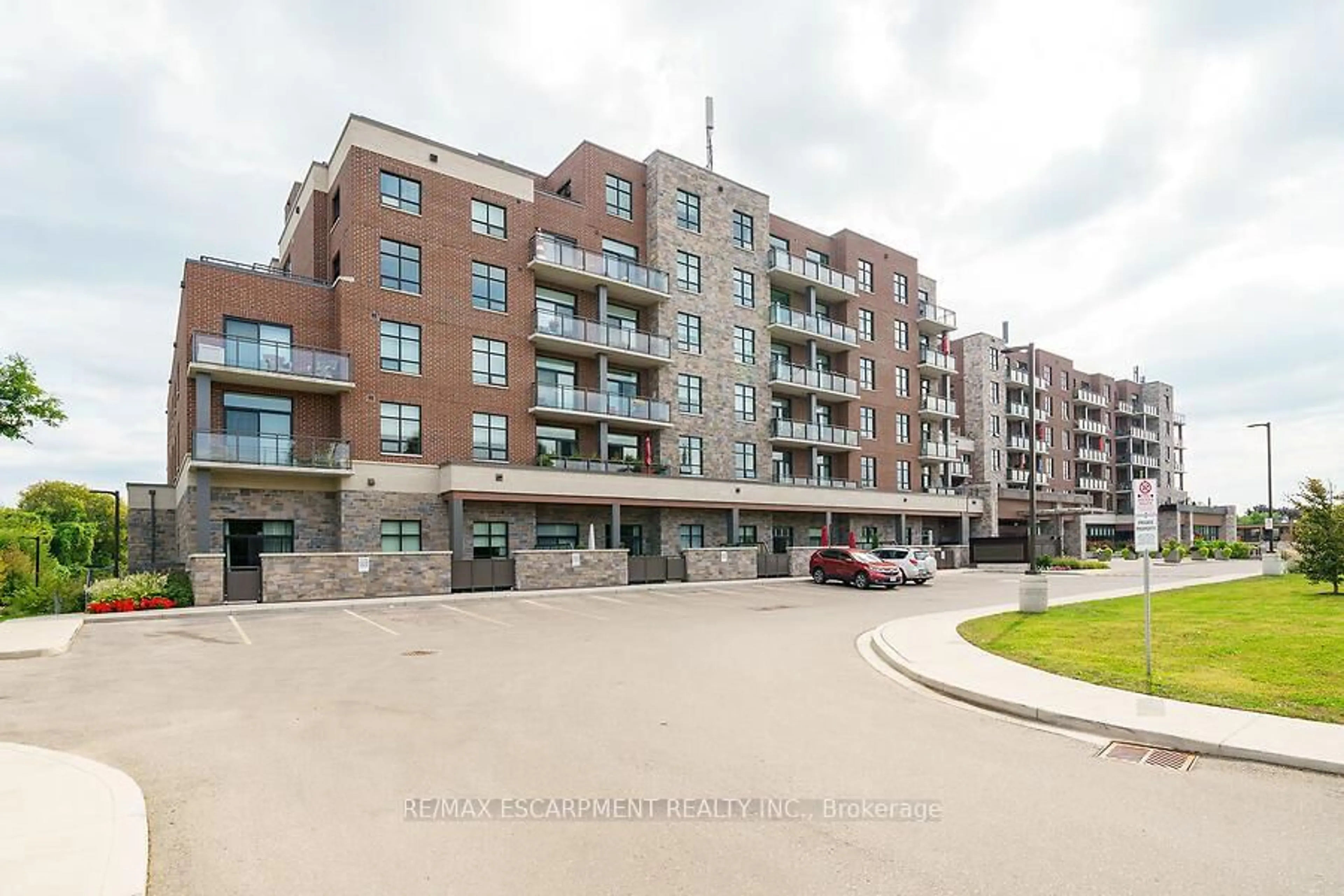 Patio, building for 3290 New St #418, Burlington Ontario L7N 1M8