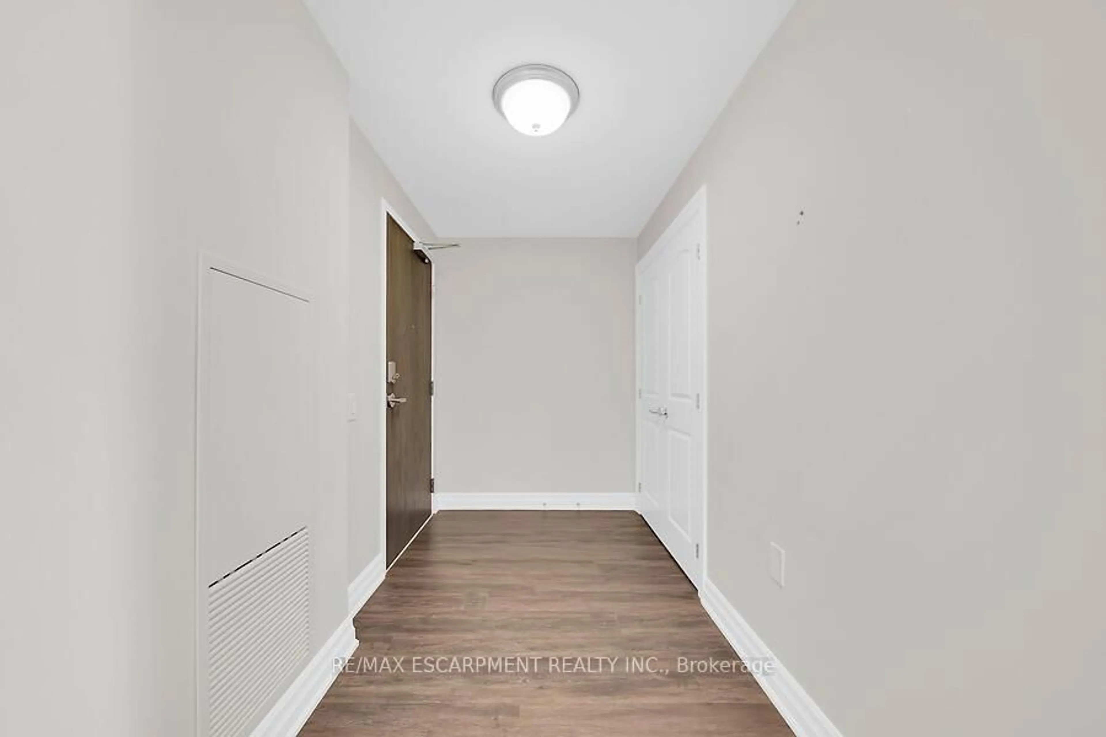 Indoor entryway for 3290 New St #418, Burlington Ontario L7N 1M8