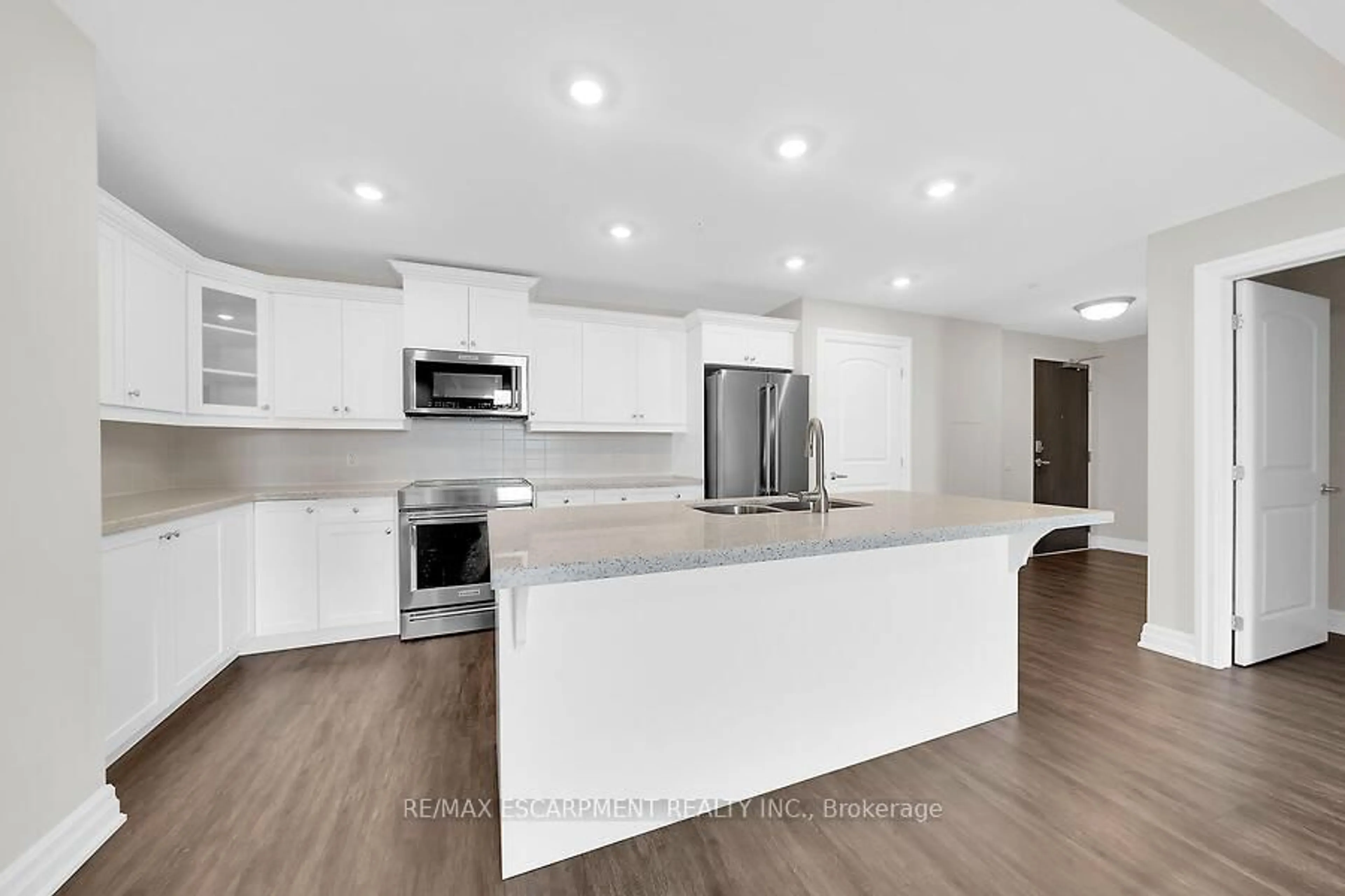 Open concept kitchen, unknown for 3290 New St #418, Burlington Ontario L7N 1M8