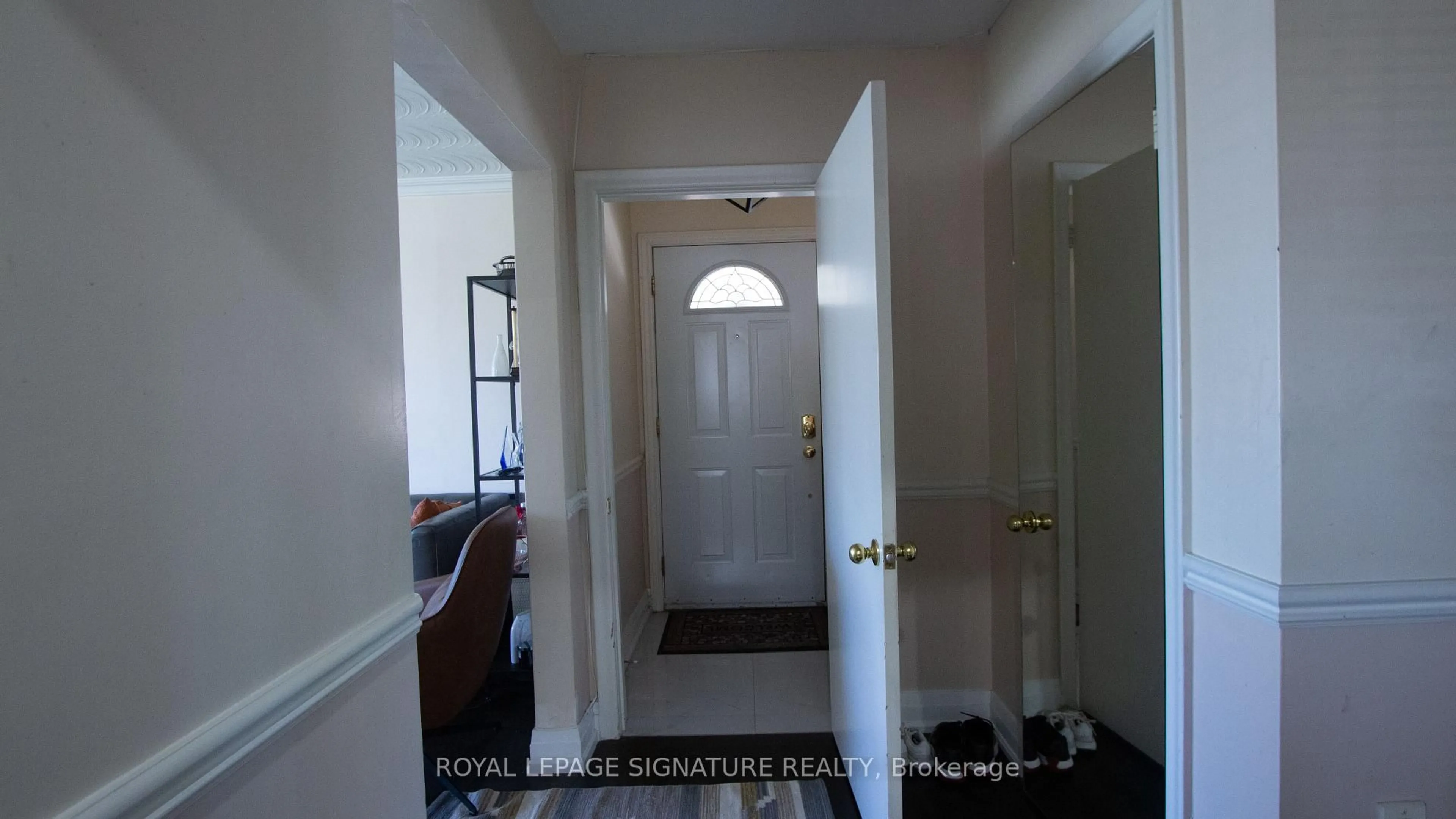 Indoor entryway for 11 Blaydon Ave, Toronto Ontario M3M 2C9