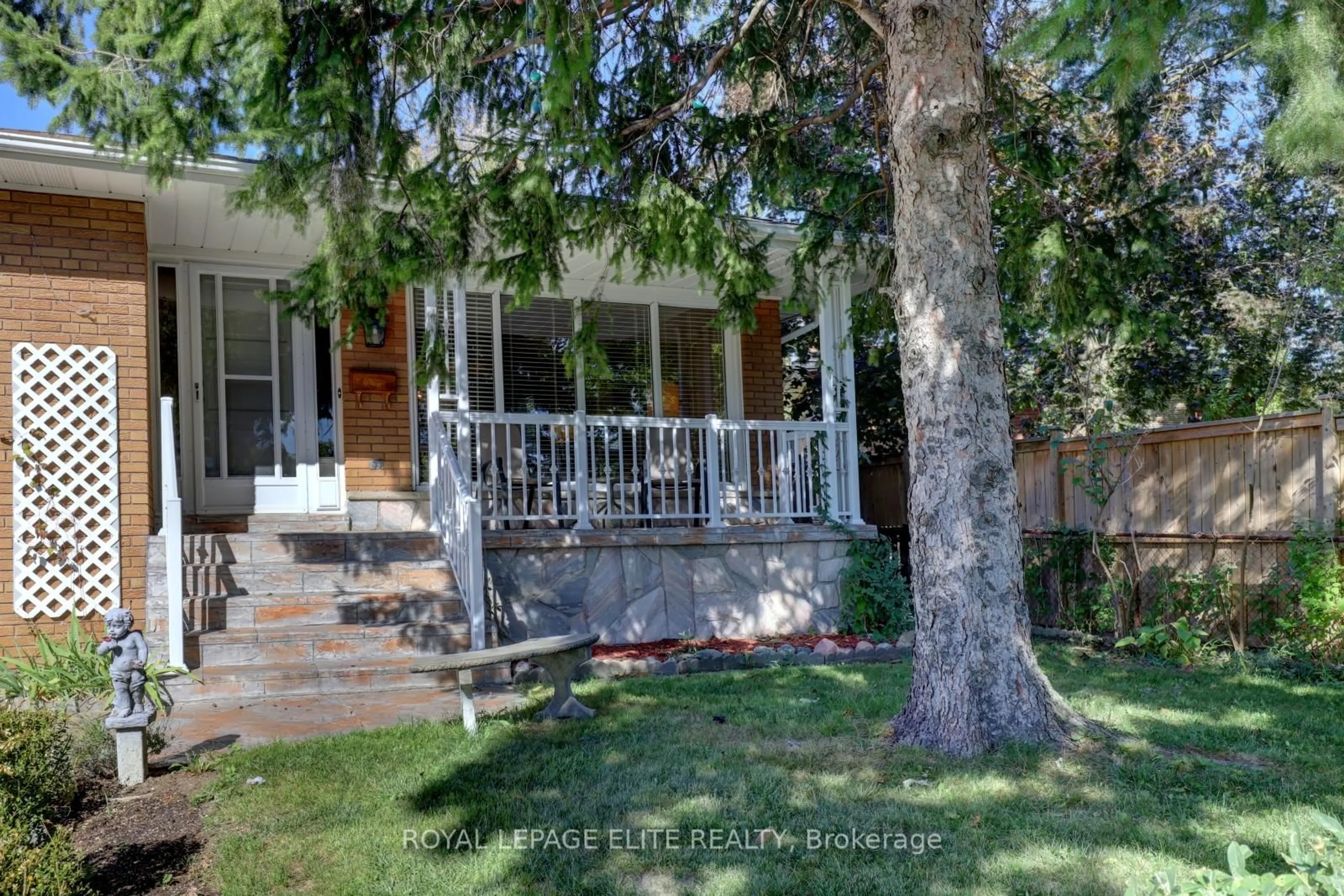 A pic from outside/outdoor area/front of a property/back of a property/a pic from drone, street for 3440 Riverspray Cres, Mississauga Ontario L4Y 3M7