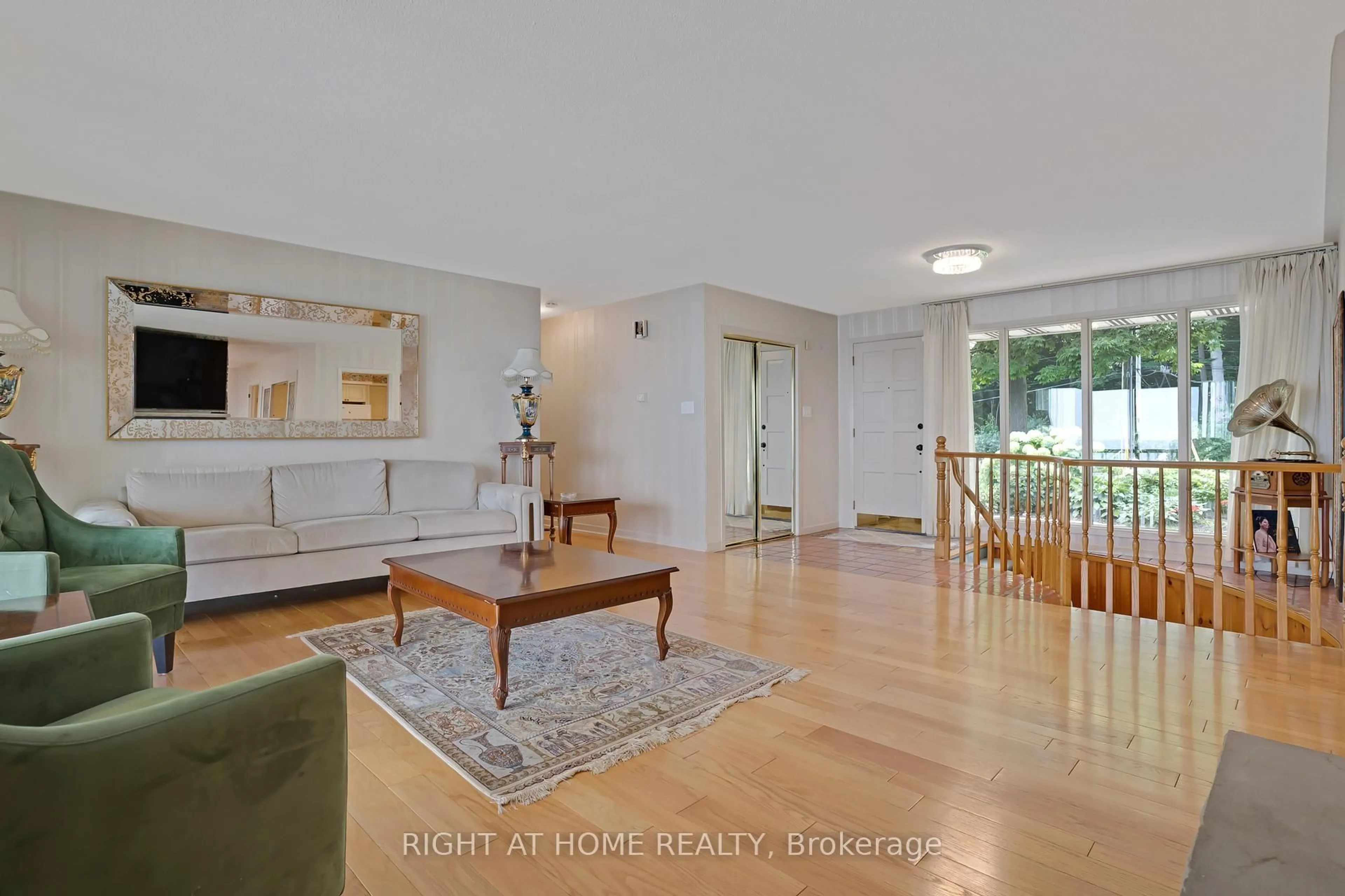 Unknown for 1360 LAKESHORE Rd, Oakville Ontario L6L 1G2