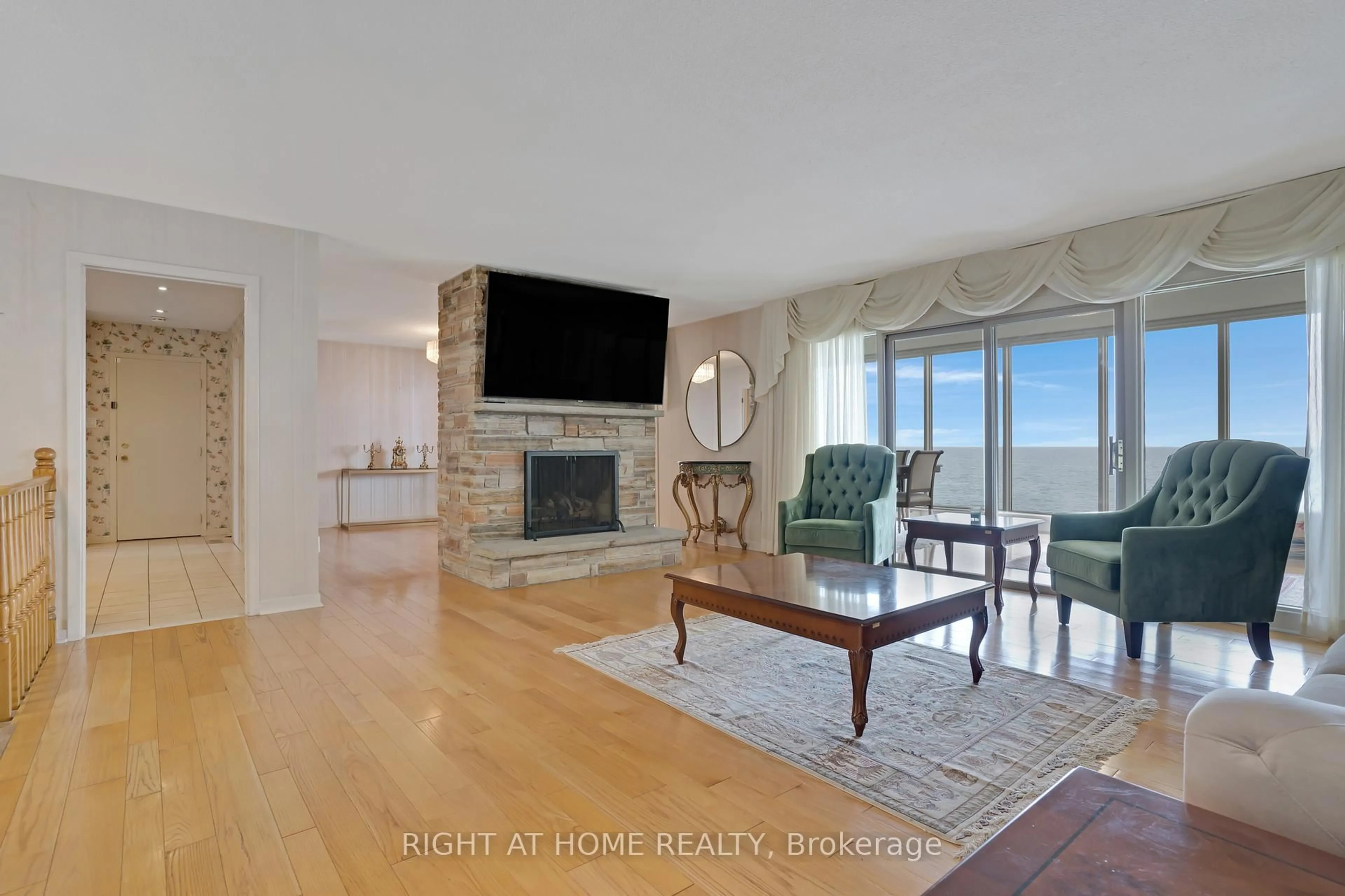 Living room with furniture, unknown for 1360 LAKESHORE Rd, Oakville Ontario L6L 1G2