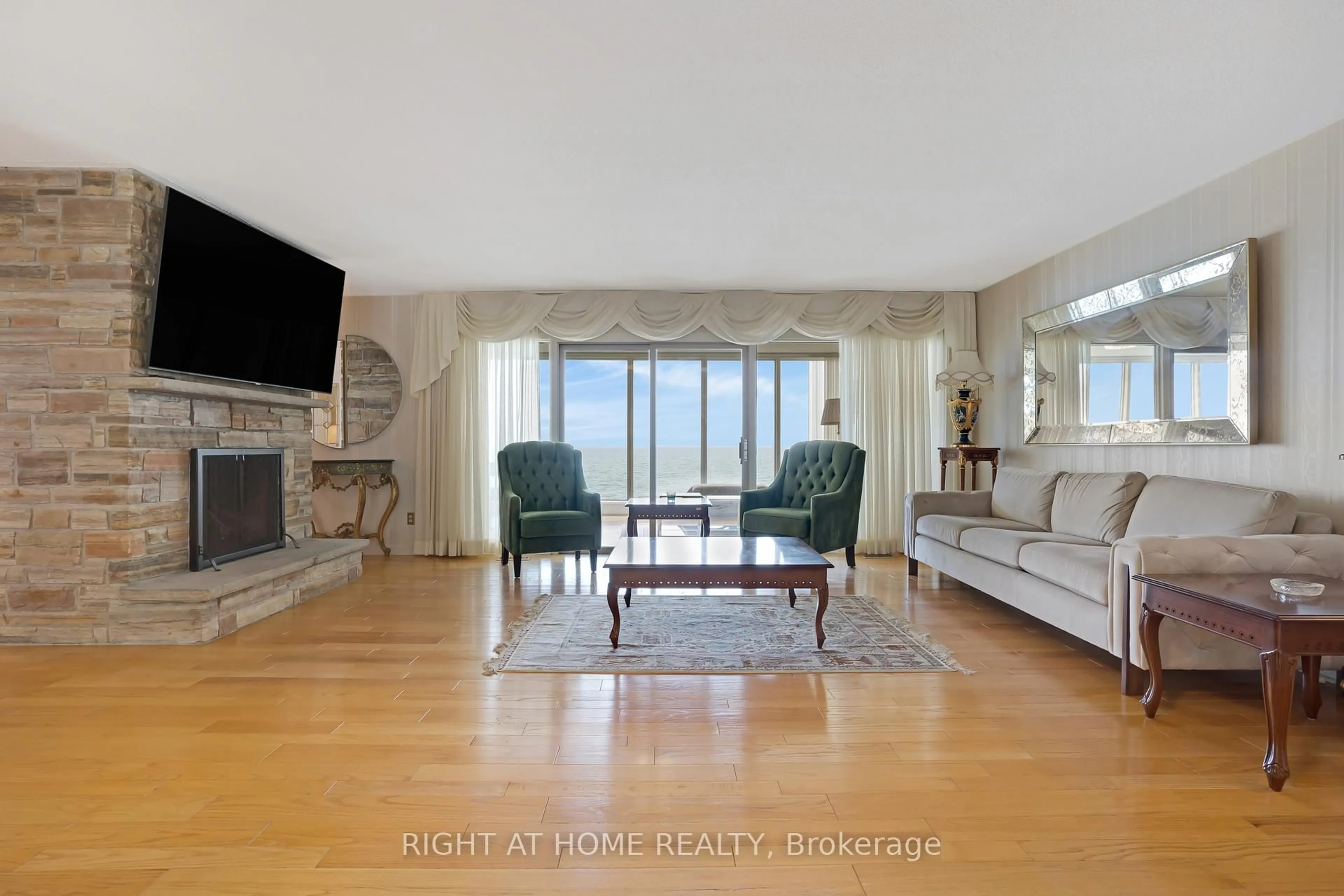 Living room with furniture, unknown for 1360 LAKESHORE Rd, Oakville Ontario L6L 1G2