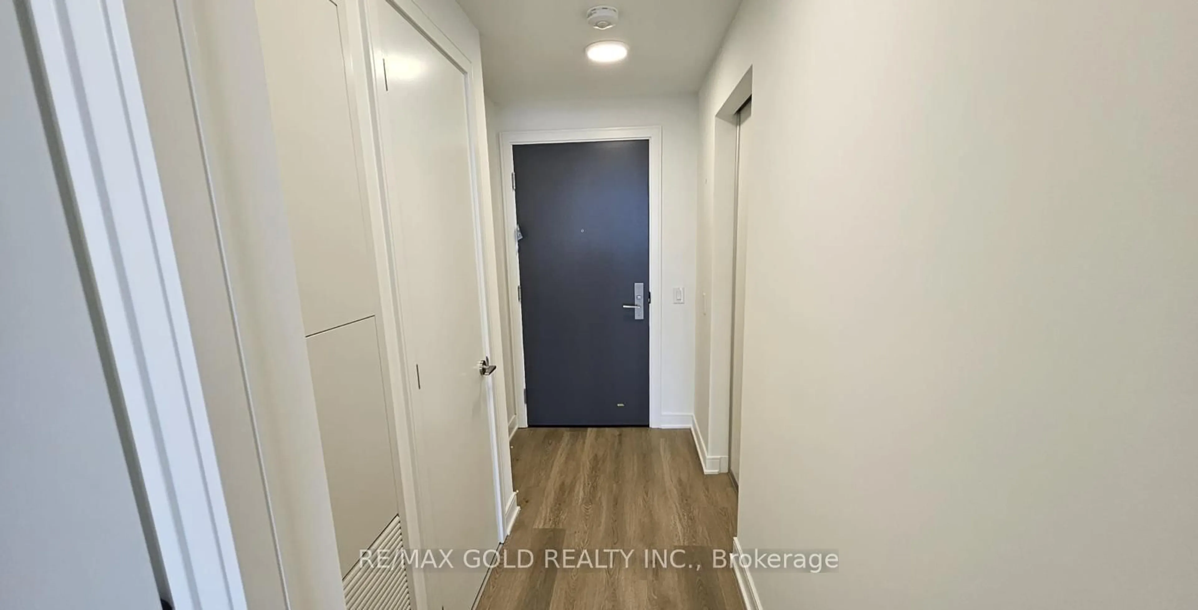 Indoor entryway for 86 Dundas St #1319, Mississauga Ontario L5A 0B1