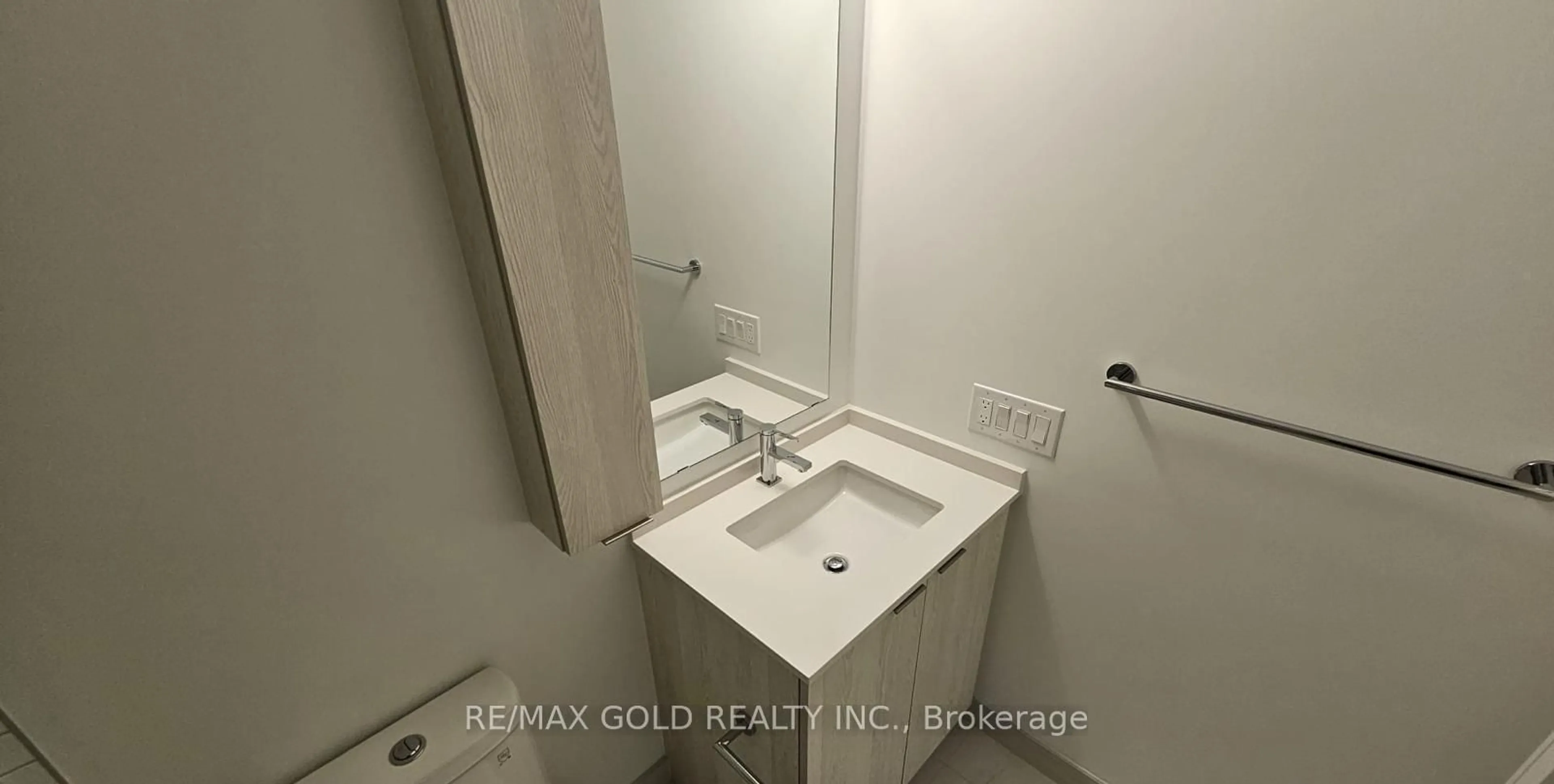 Standard bathroom, unknown for 86 Dundas St #1319, Mississauga Ontario L5A 0B1