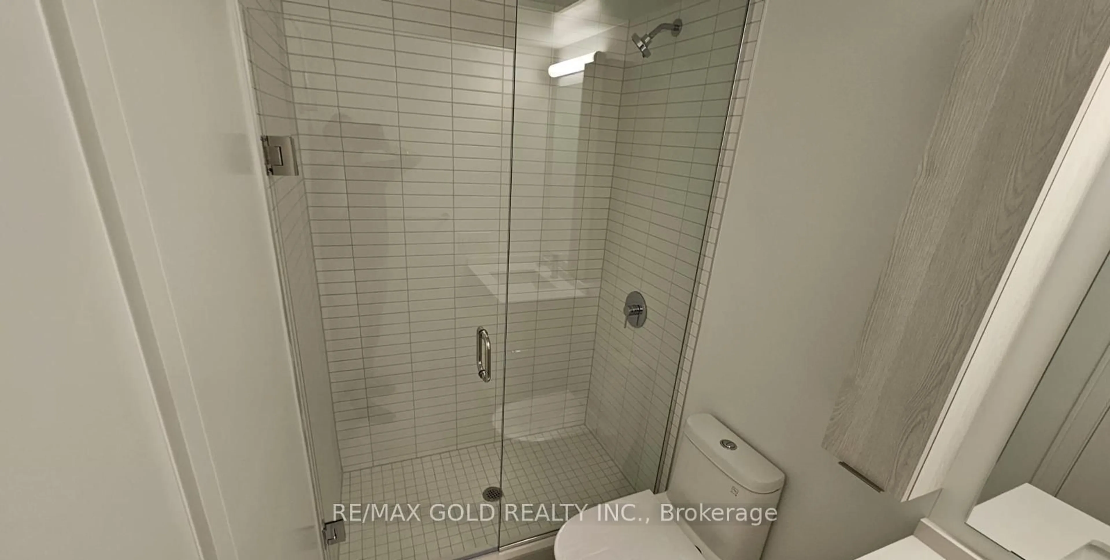 Standard bathroom, ceramic/tile floor for 86 Dundas St #1319, Mississauga Ontario L5A 0B1