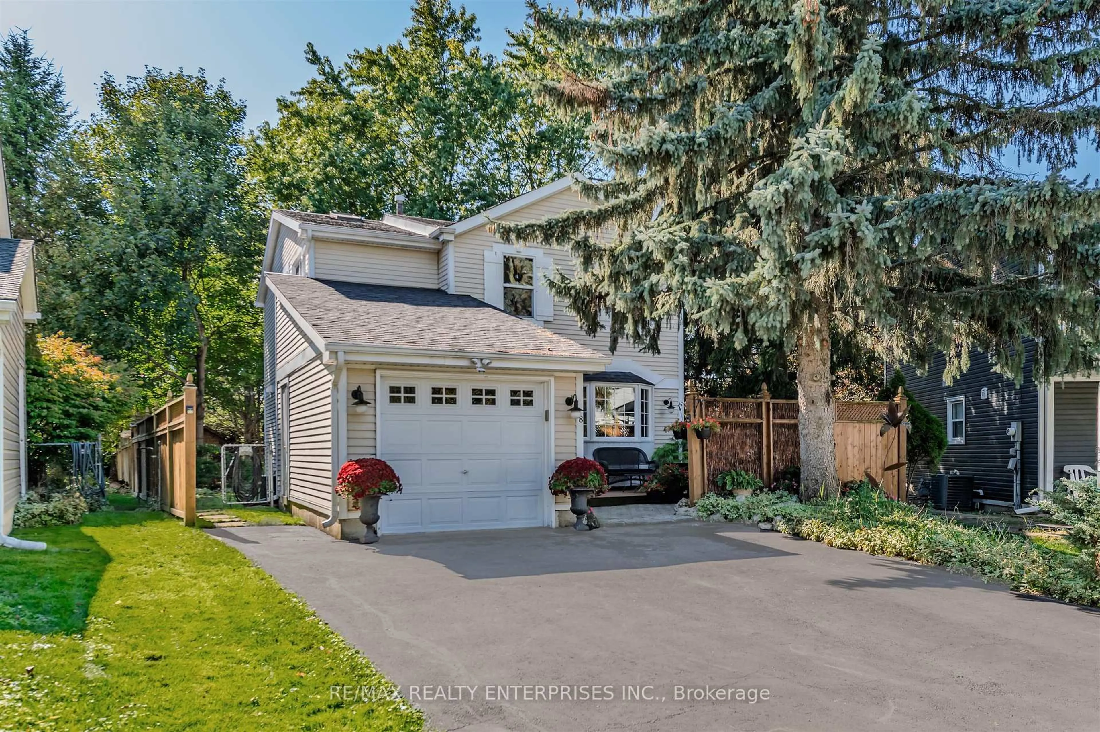 Home with vinyl exterior material, street for 18 Blueridge Sq, Brampton Ontario L6Z 1A1