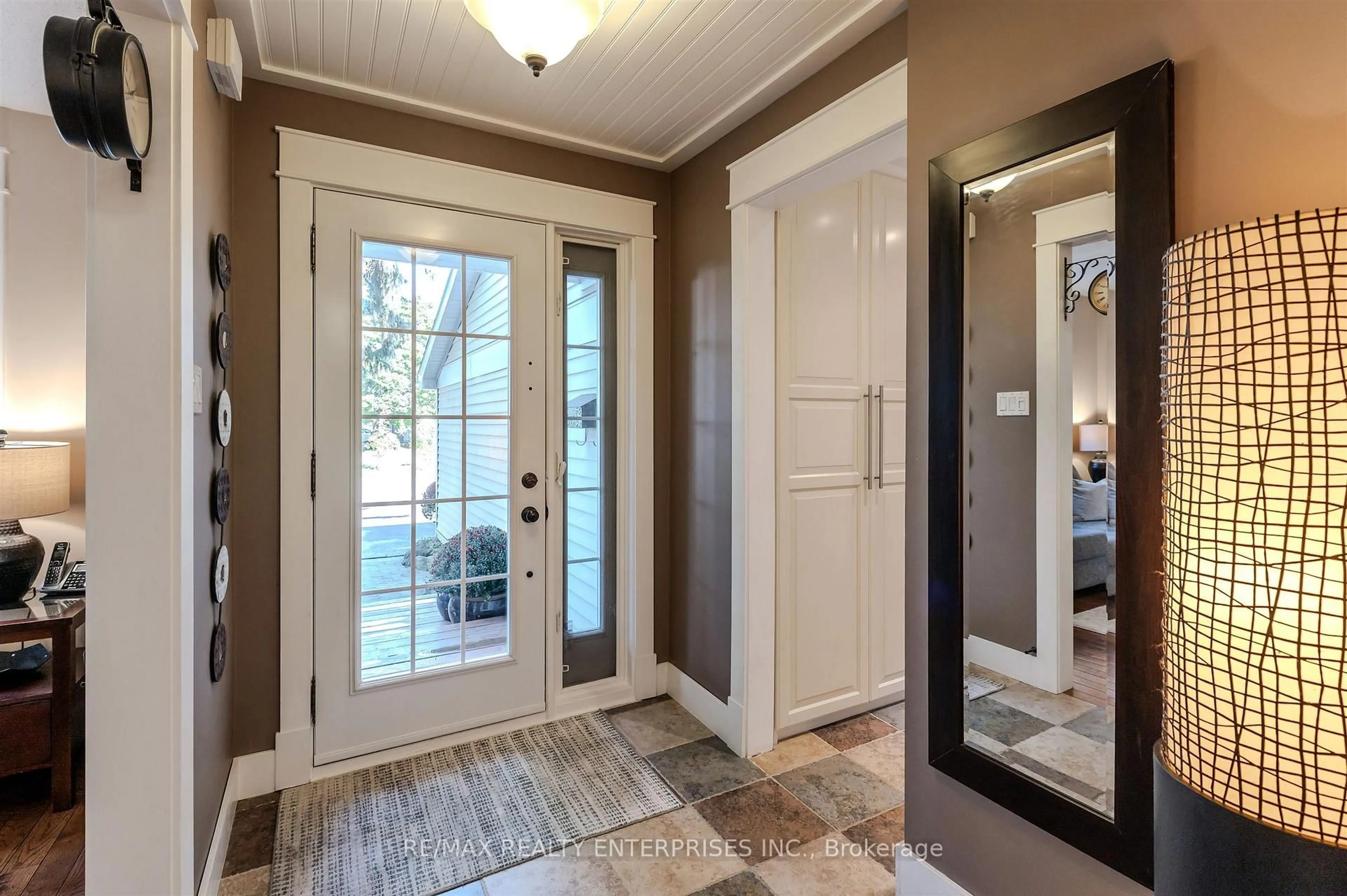 Indoor entryway for 18 Blueridge Sq, Brampton Ontario L6Z 1A1