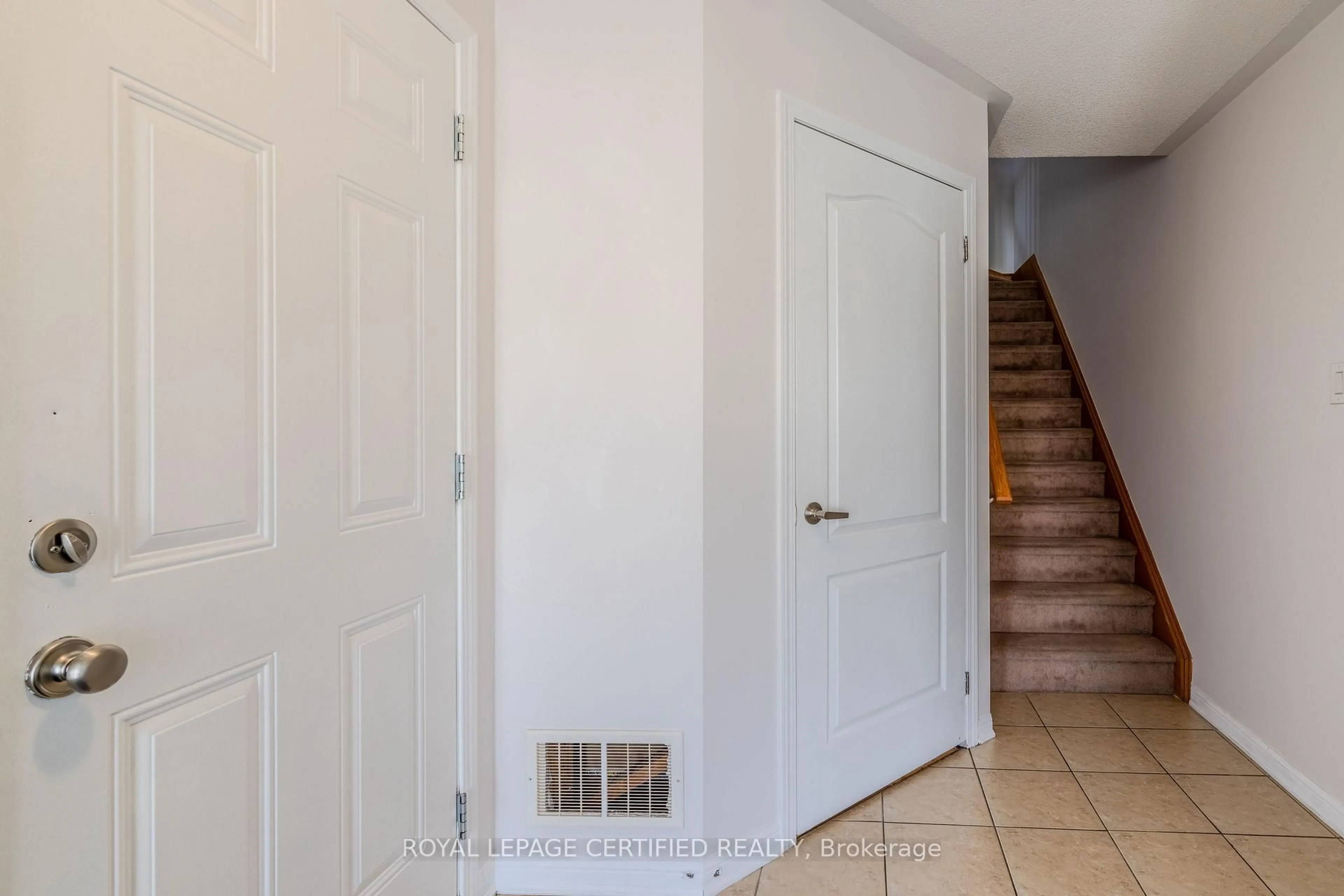 Indoor entryway for 495 Mcjannett Ave, Milton Ontario L9T 7T8