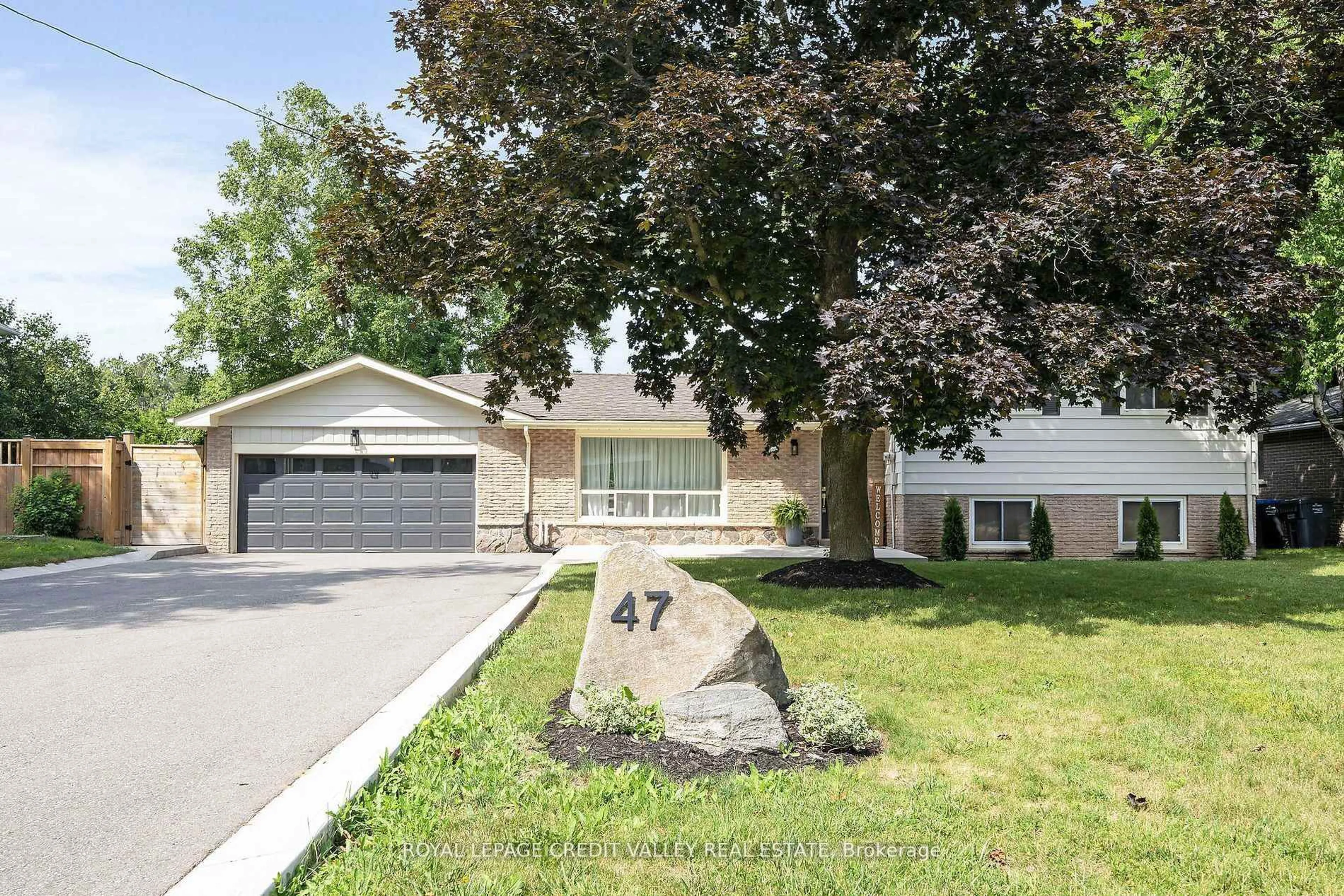 Home with vinyl exterior material, street for 47 Larry St, Caledon Ontario L7C 1K8