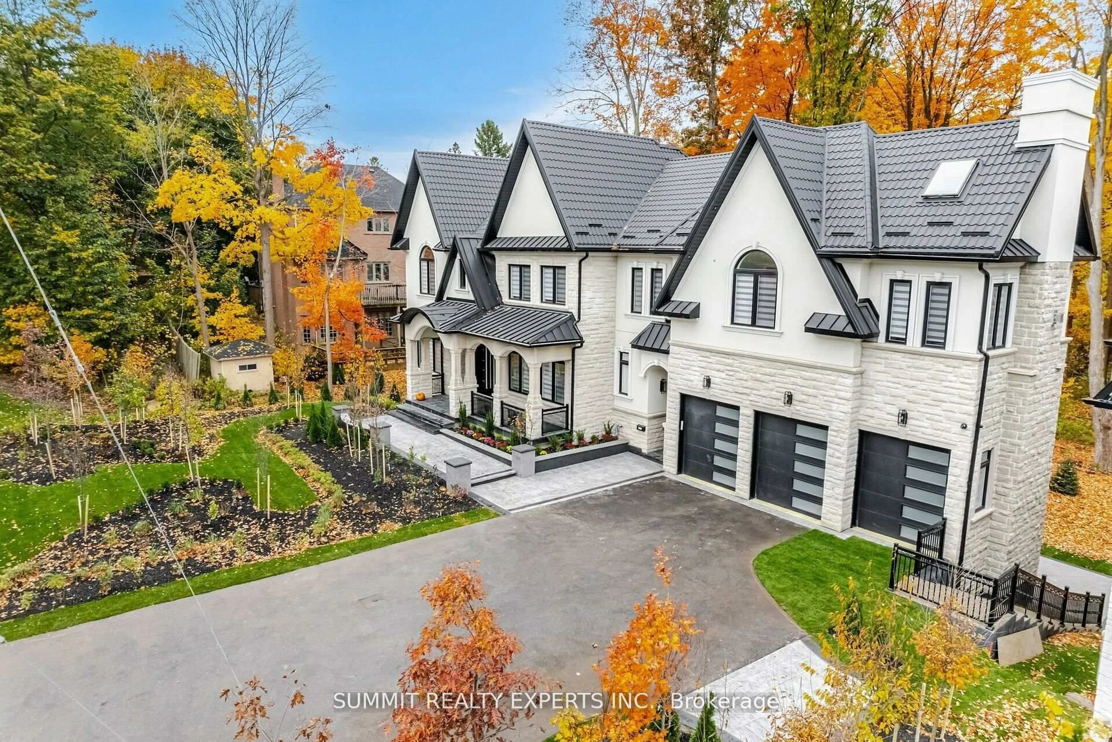Home with brick exterior material, street for 2610 Mississauga Rd, Mississauga Ontario L5H 2L5