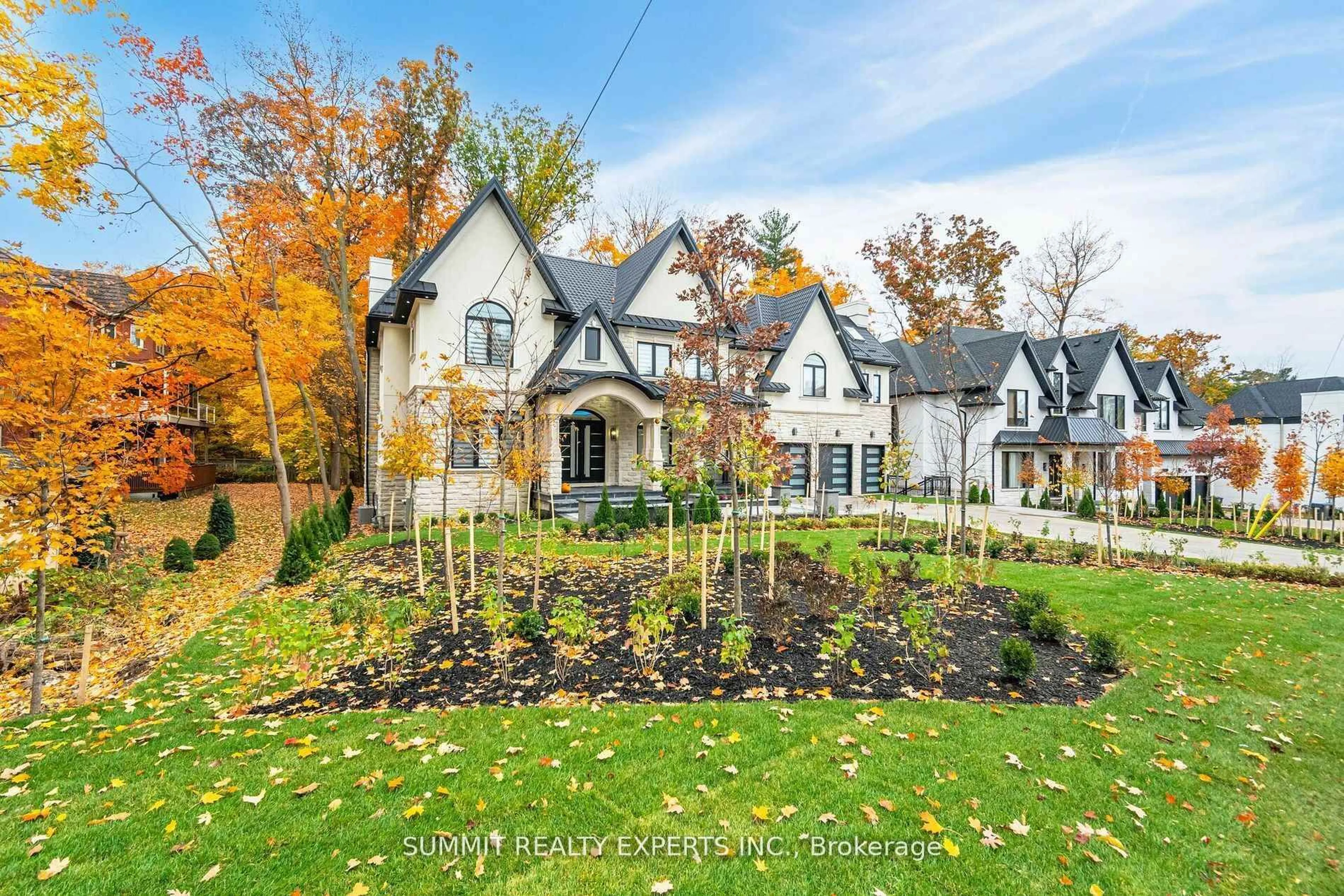 A pic from outside/outdoor area/front of a property/back of a property/a pic from drone, street for 2610 Mississauga Rd, Mississauga Ontario L5H 2L5