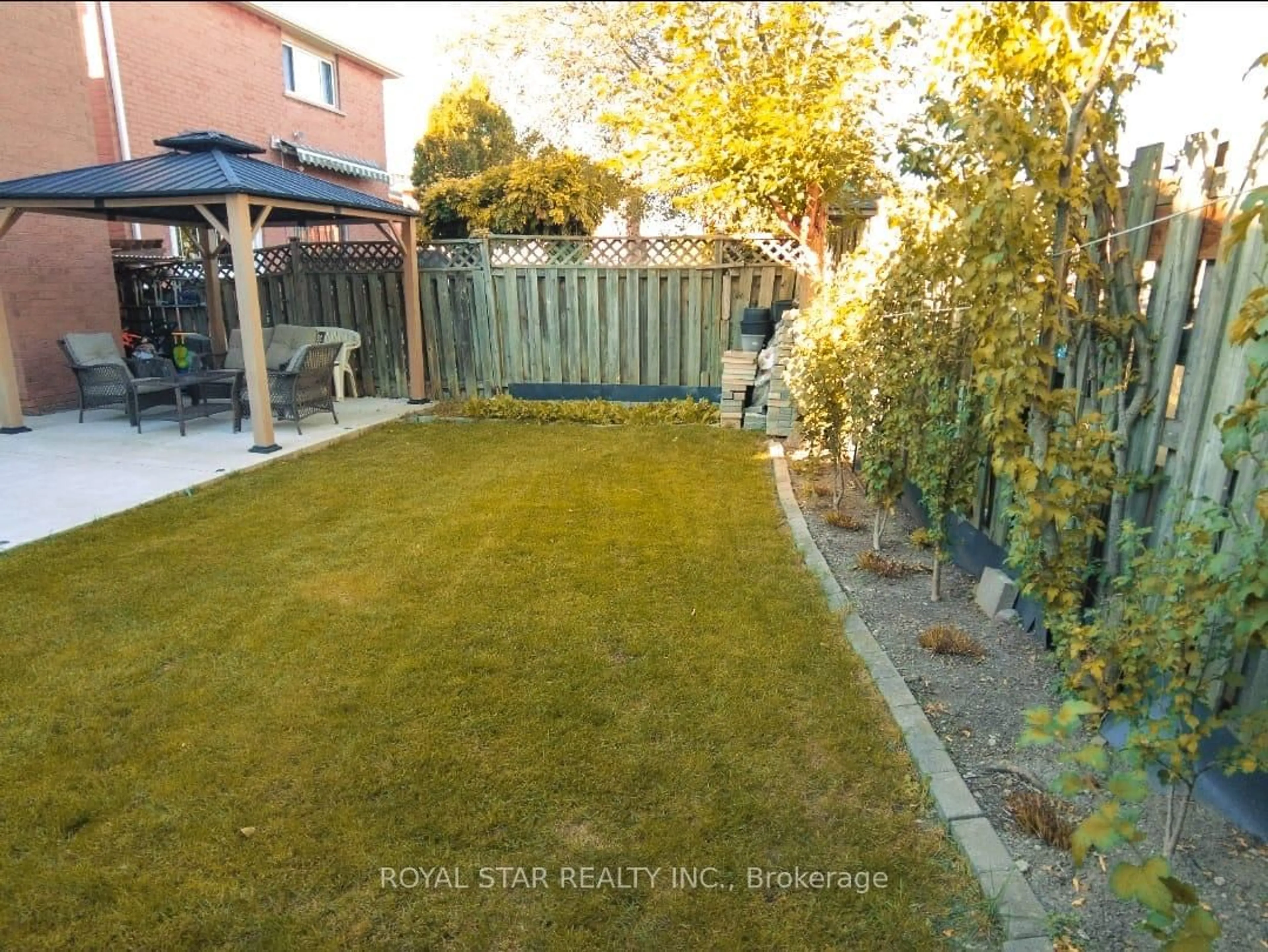A pic from outside/outdoor area/front of a property/back of a property/a pic from drone, street for 6 Merganser Cres, Brampton Ontario L6W 4E8