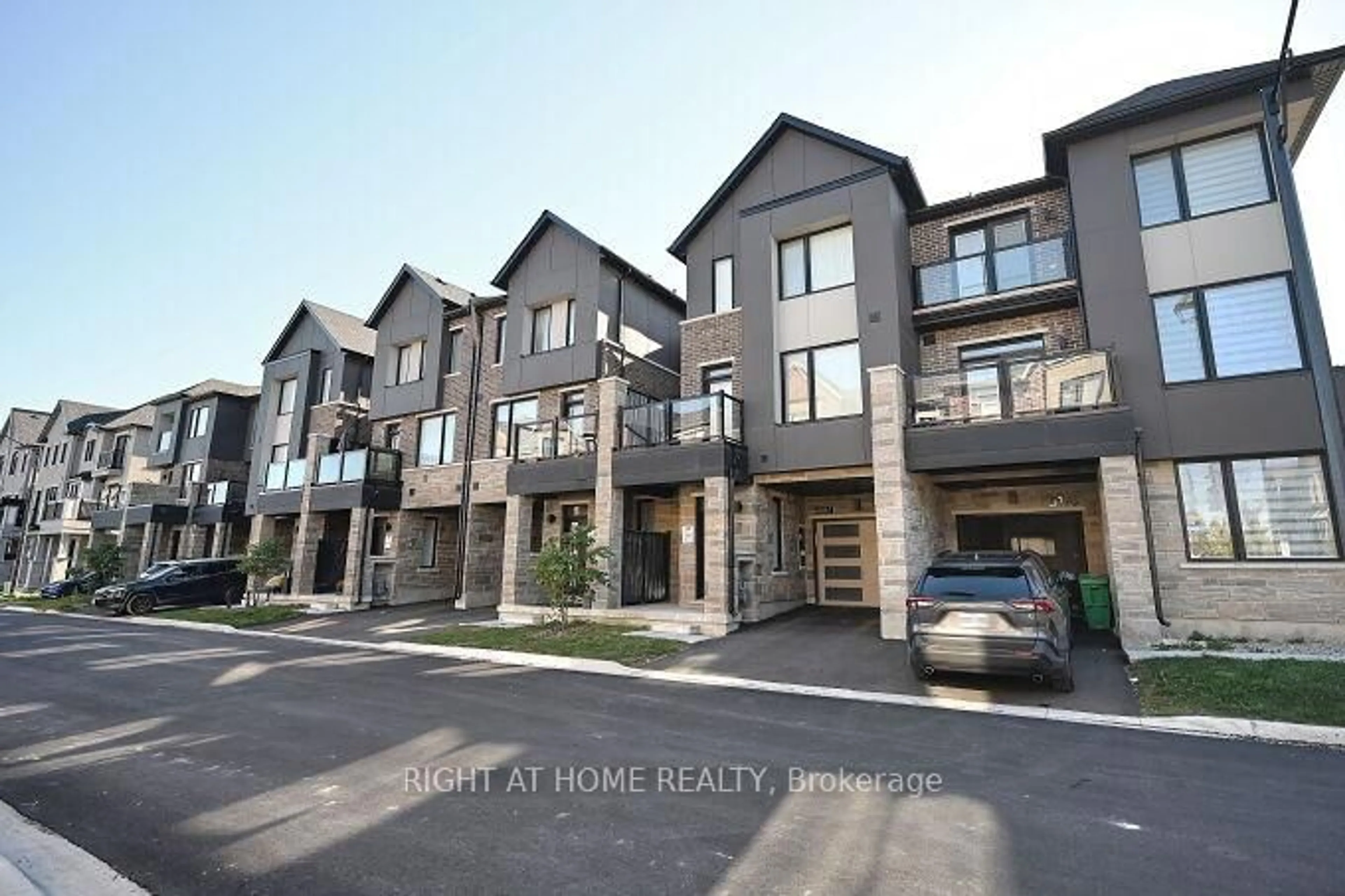 A pic from outside/outdoor area/front of a property/back of a property/a pic from drone, street for 5174 Zionkate Lane, Mississauga Ontario L5M 2S8