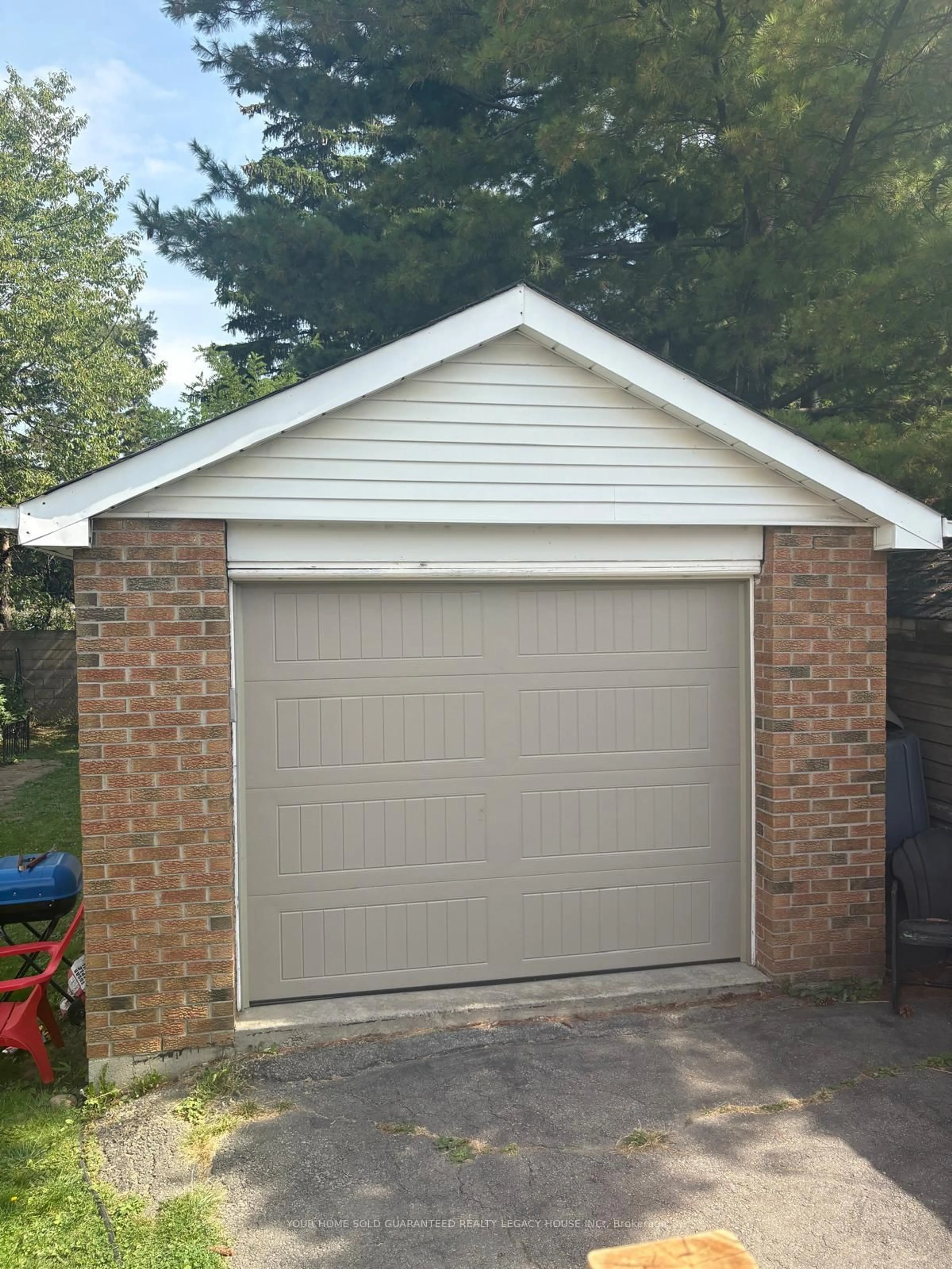 Indoor garage for 627 McRoberts Ave, Toronto Ontario M6E 4R5
