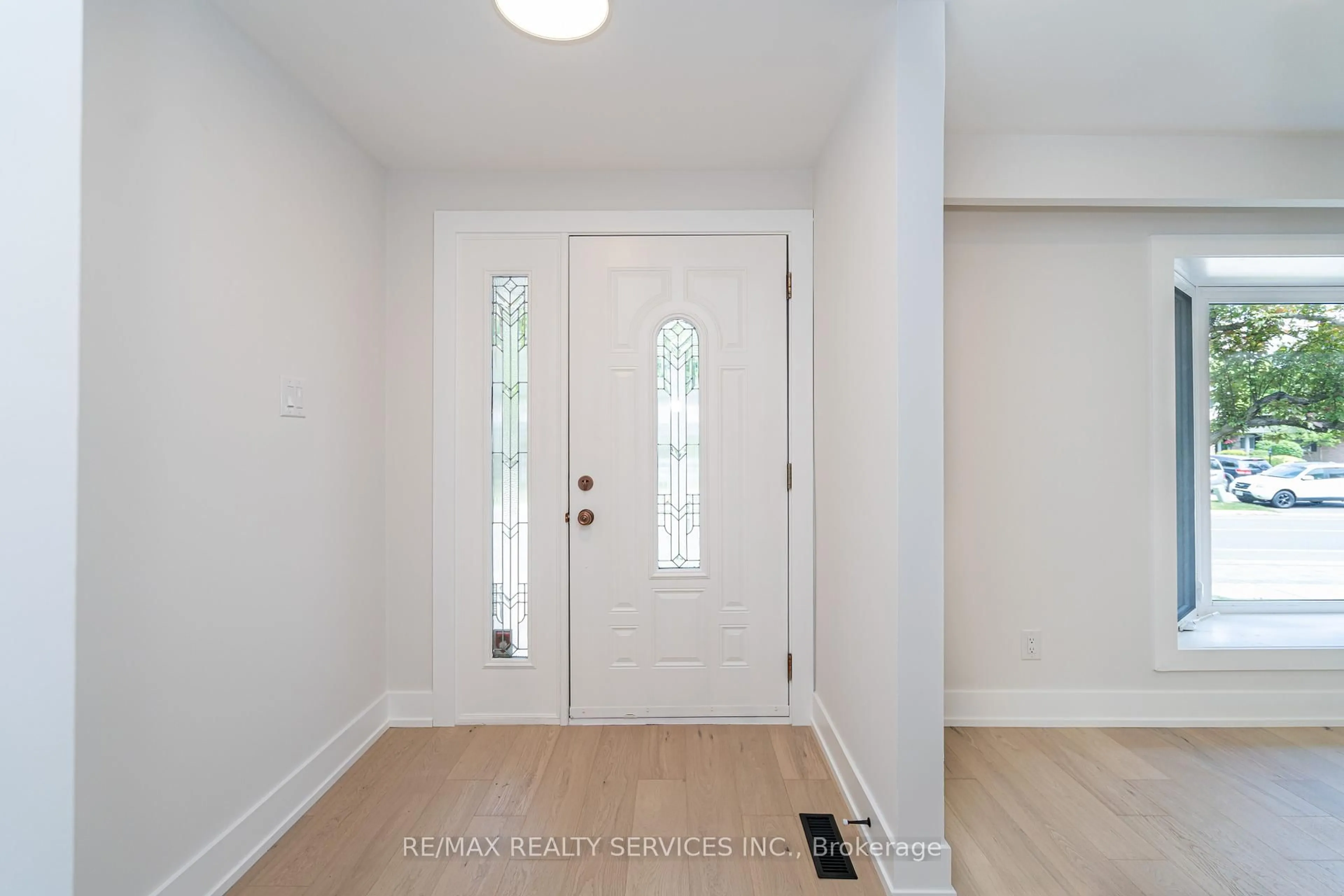 Indoor entryway for 2296 Devon Rd, Oakville Ontario L6J 5R4